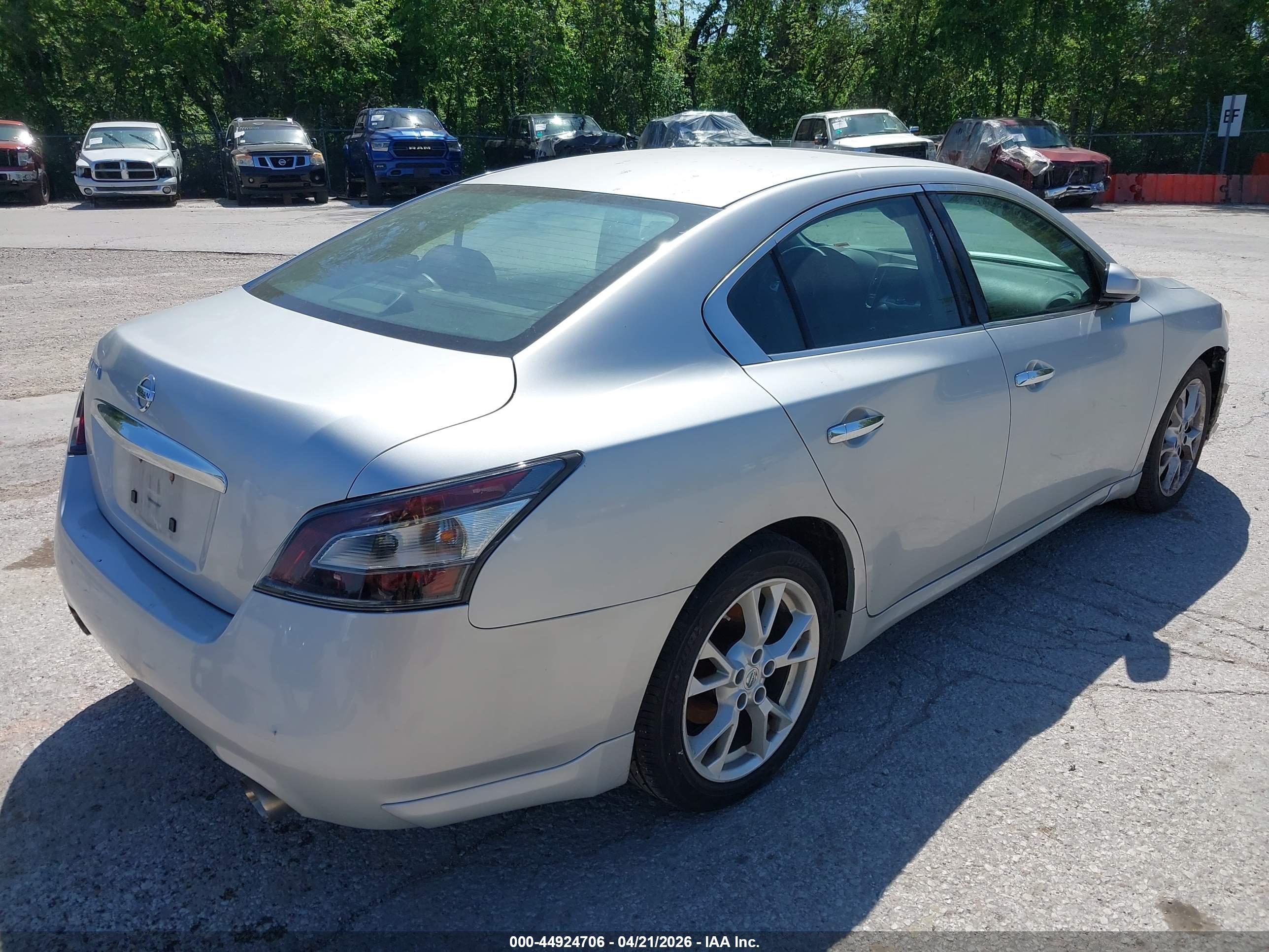 NISSAN MAXIMA image 4