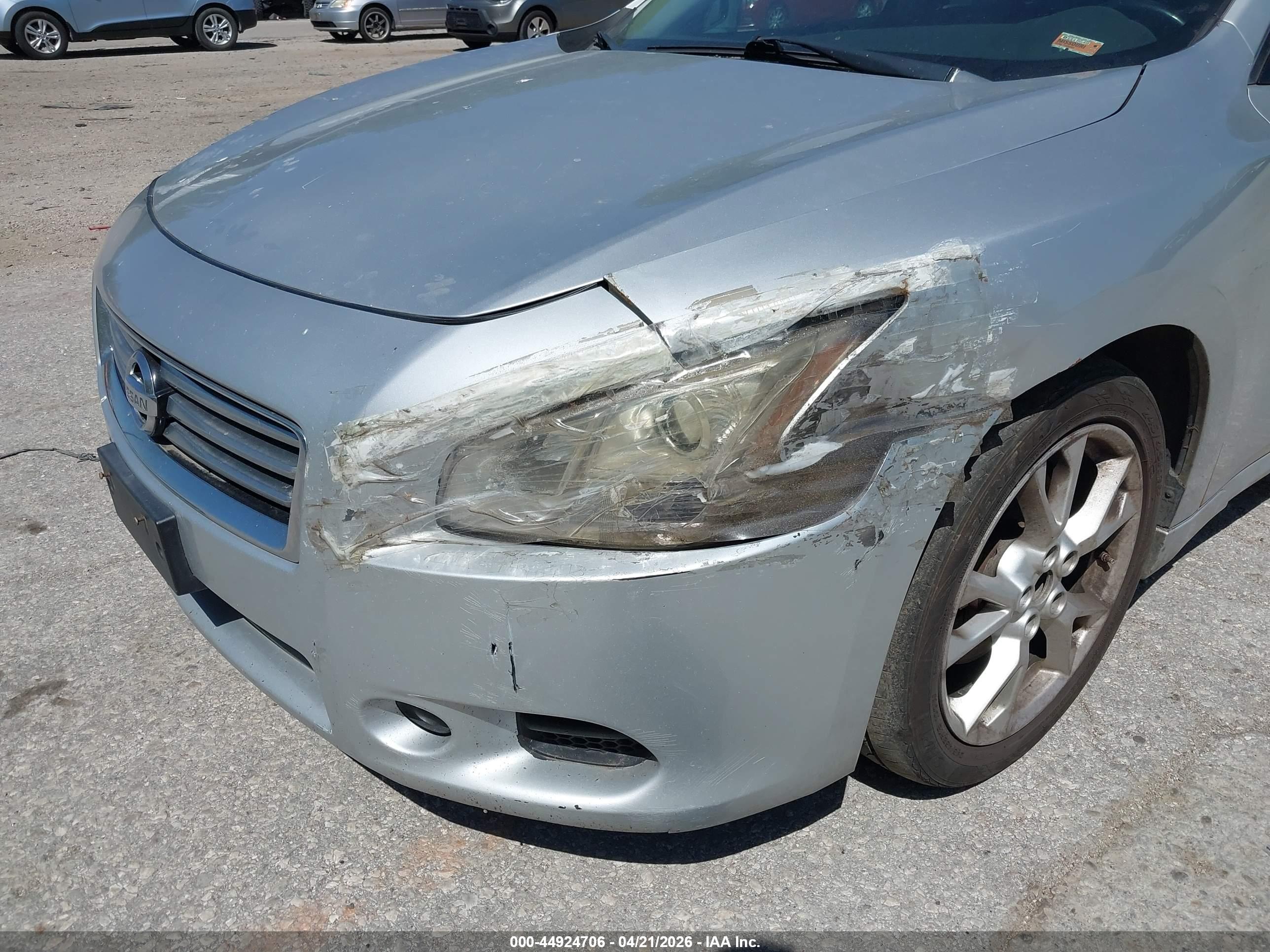 NISSAN MAXIMA image 6