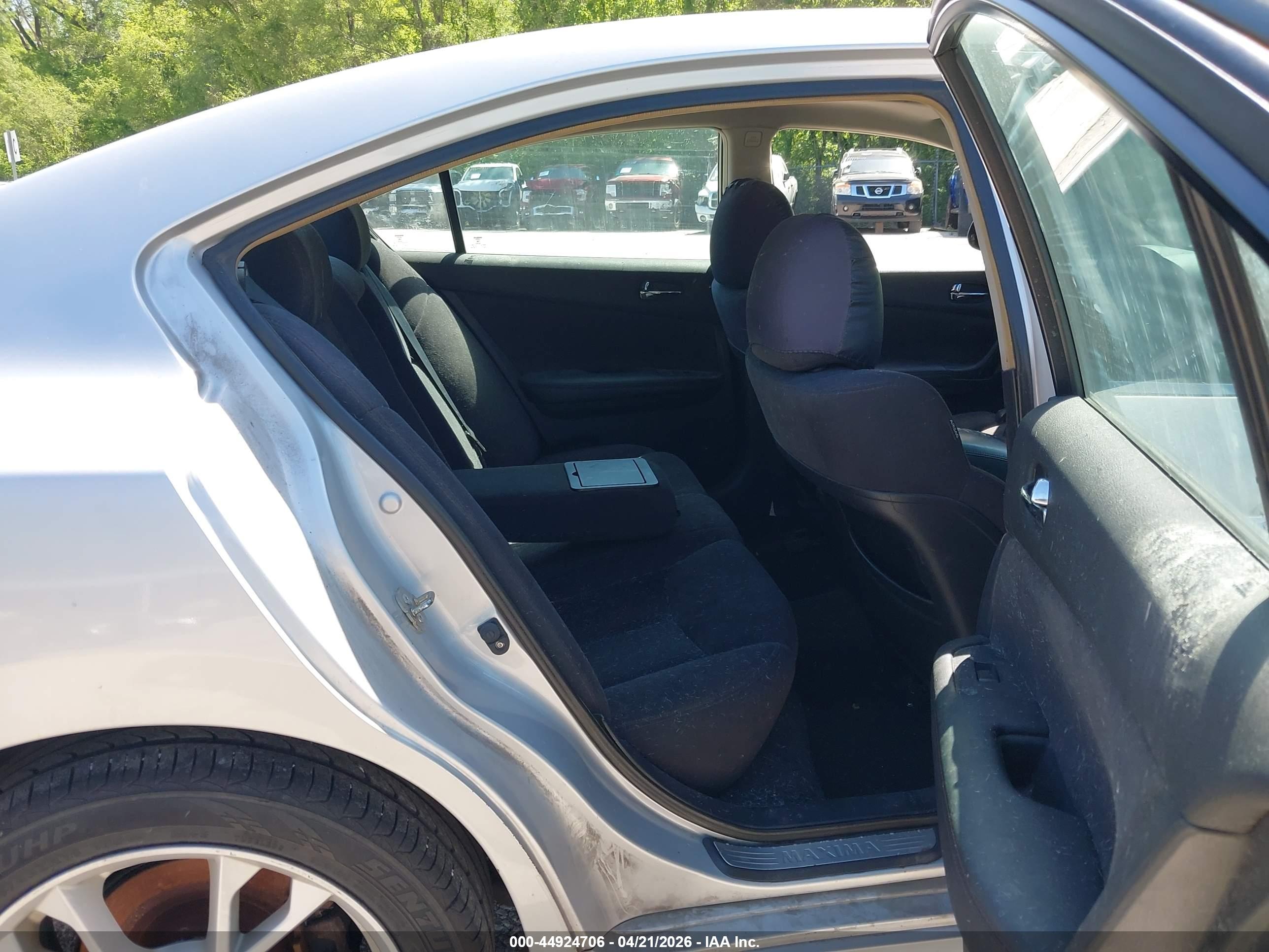 NISSAN MAXIMA image 8