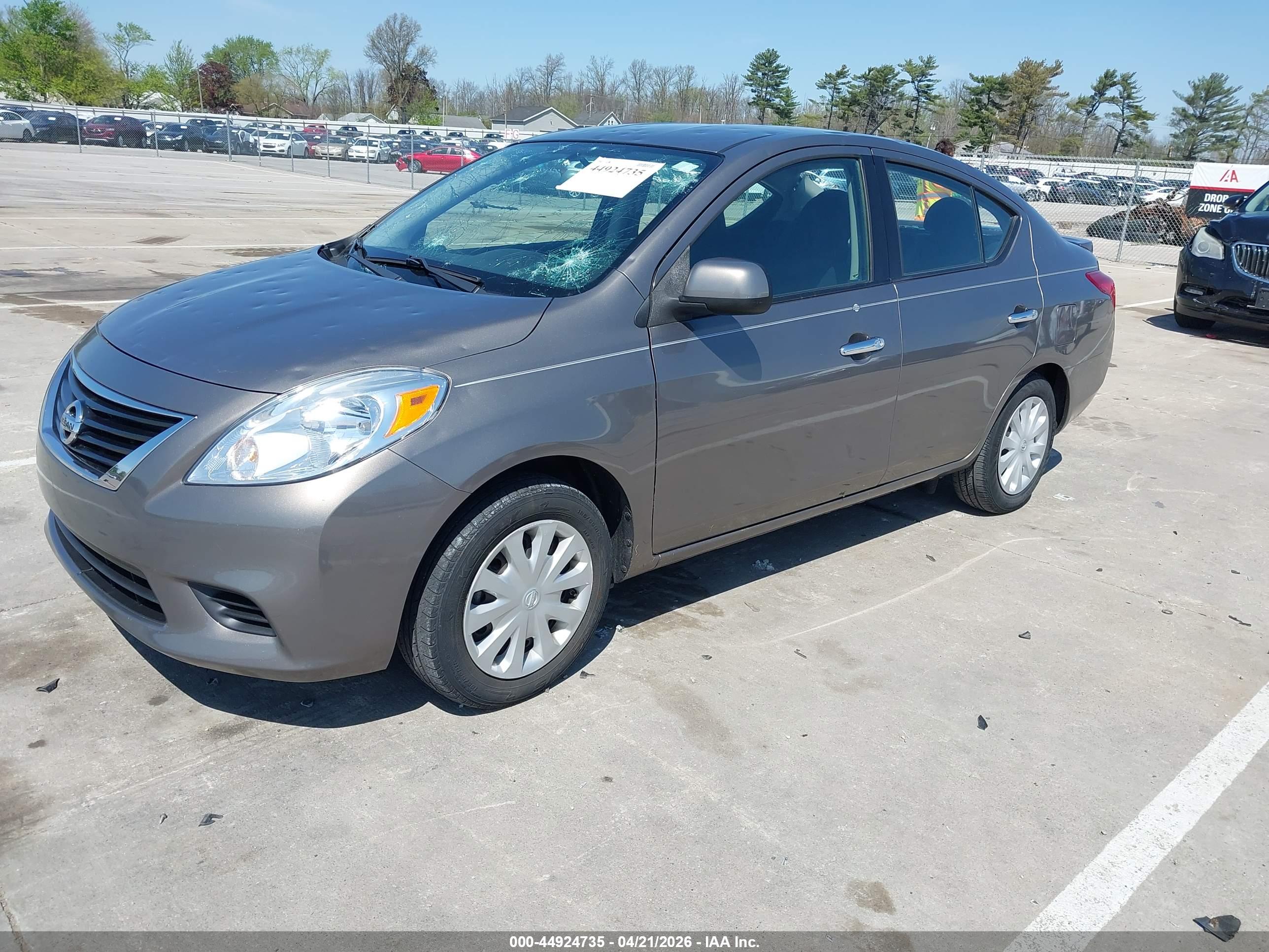 NISSAN VERSA image 2