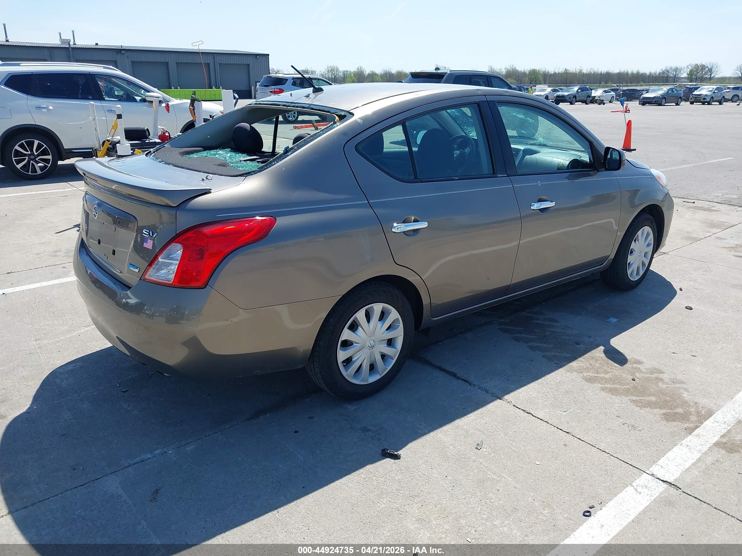 NISSAN VERSA image 4