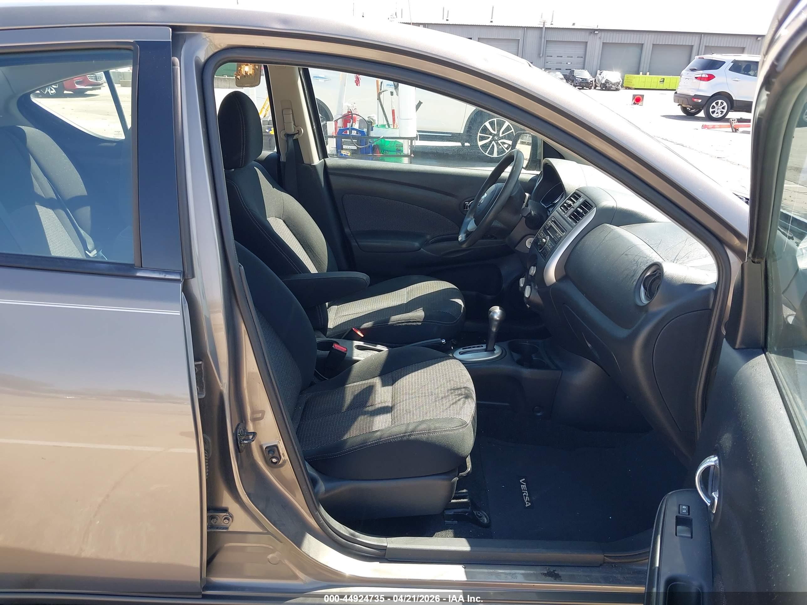 NISSAN VERSA image 5
