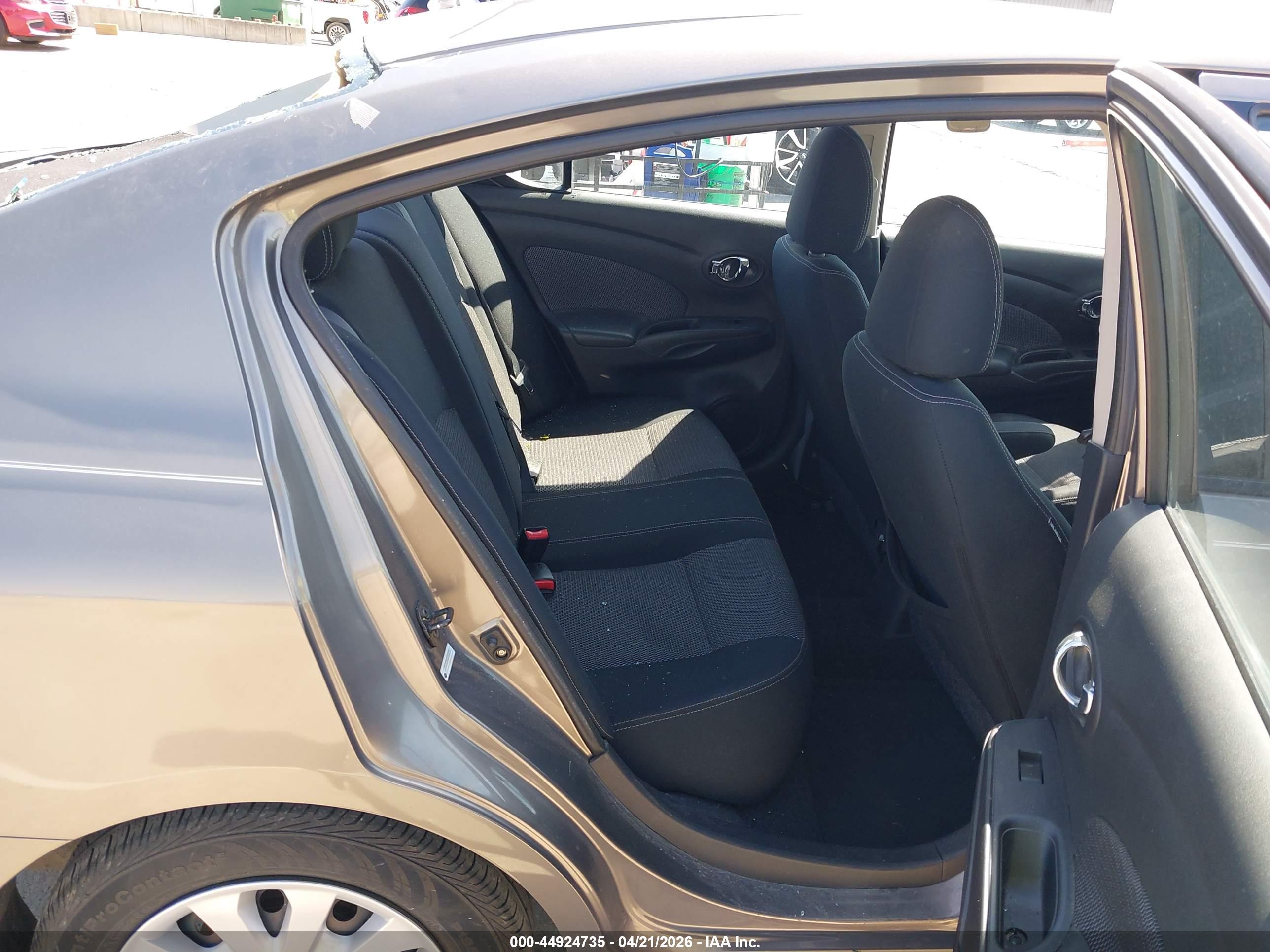NISSAN VERSA image 8