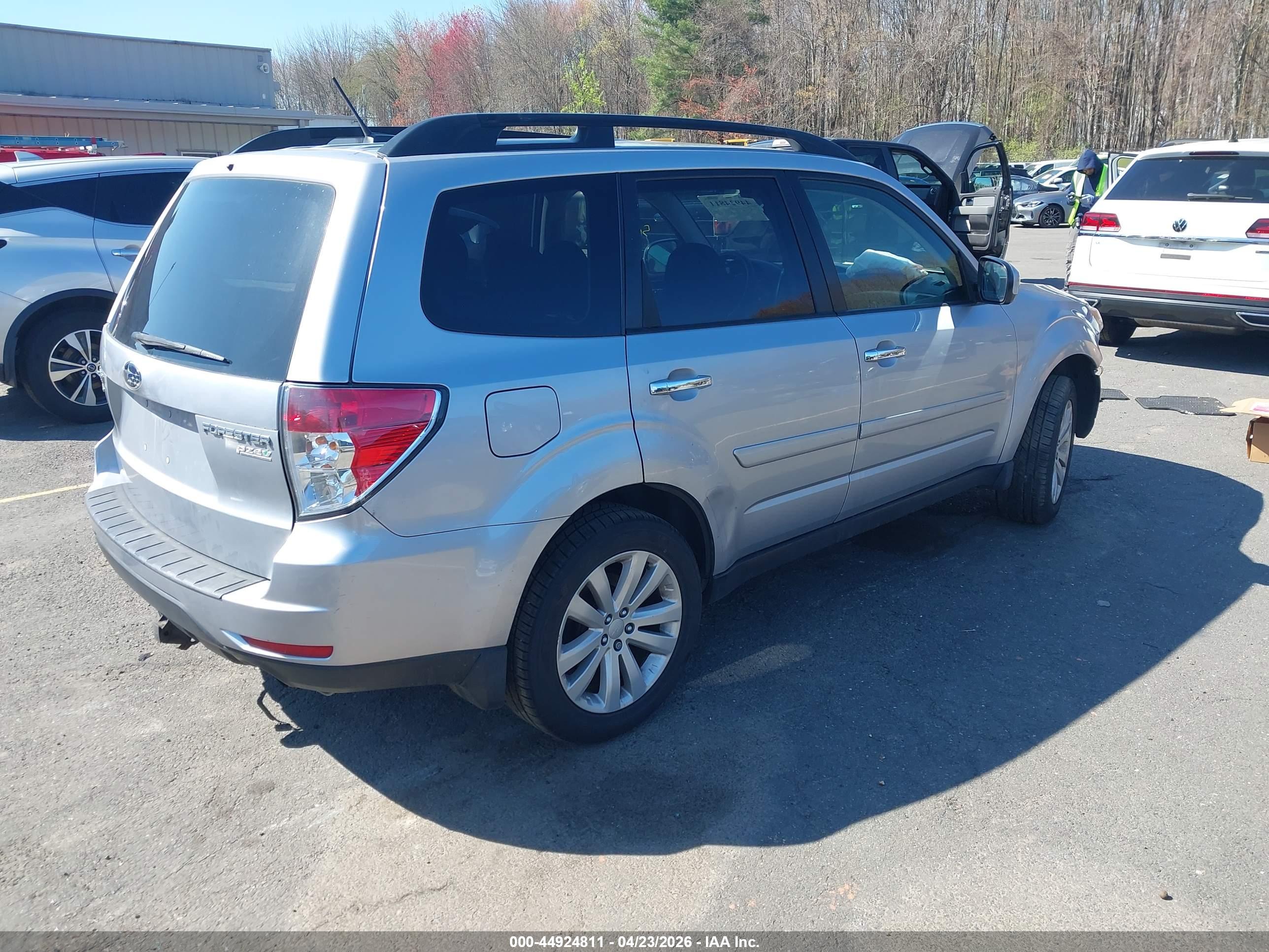 SUBARU FORESTER image 4
