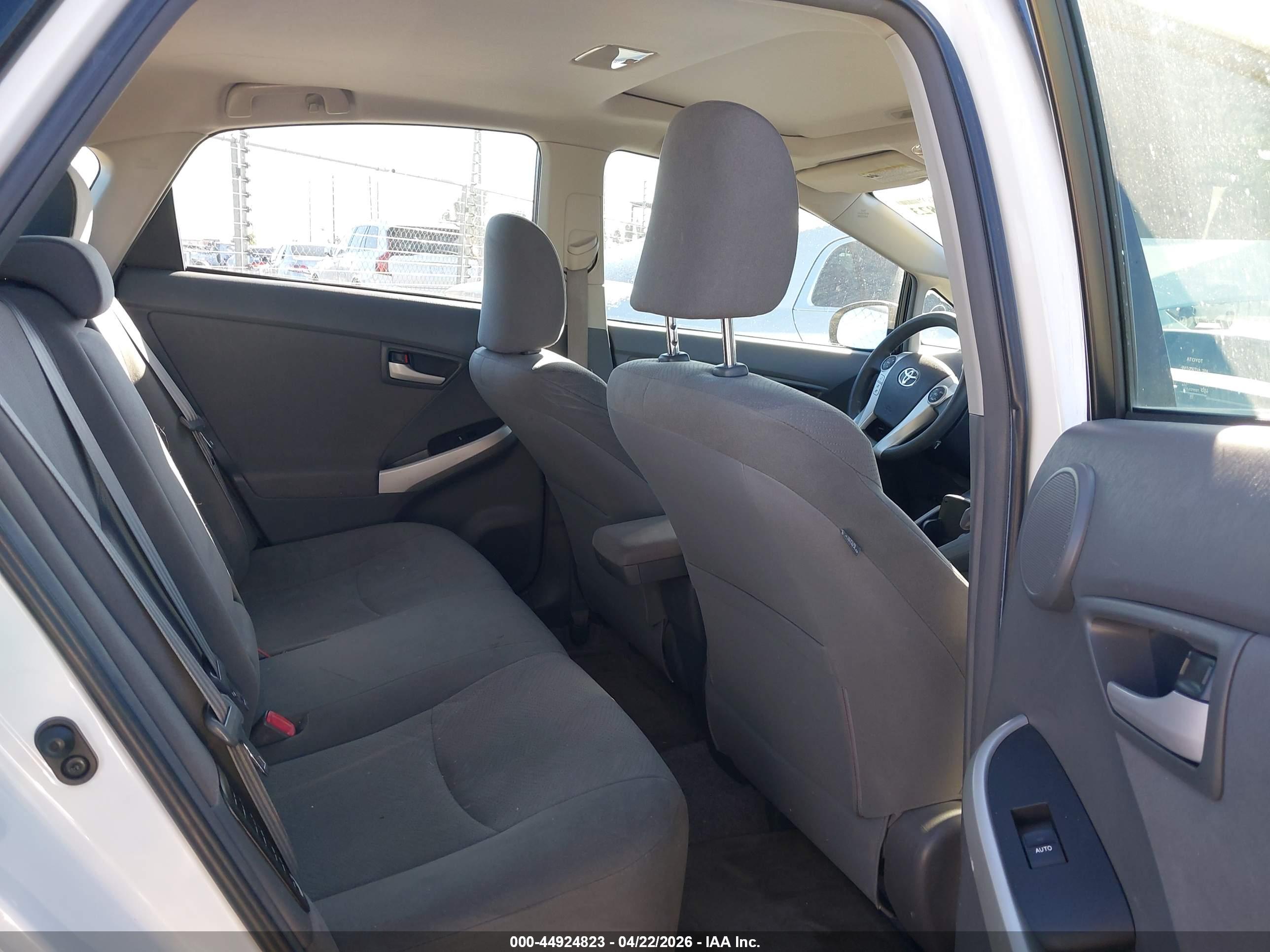 TOYOTA PRIUS image 8