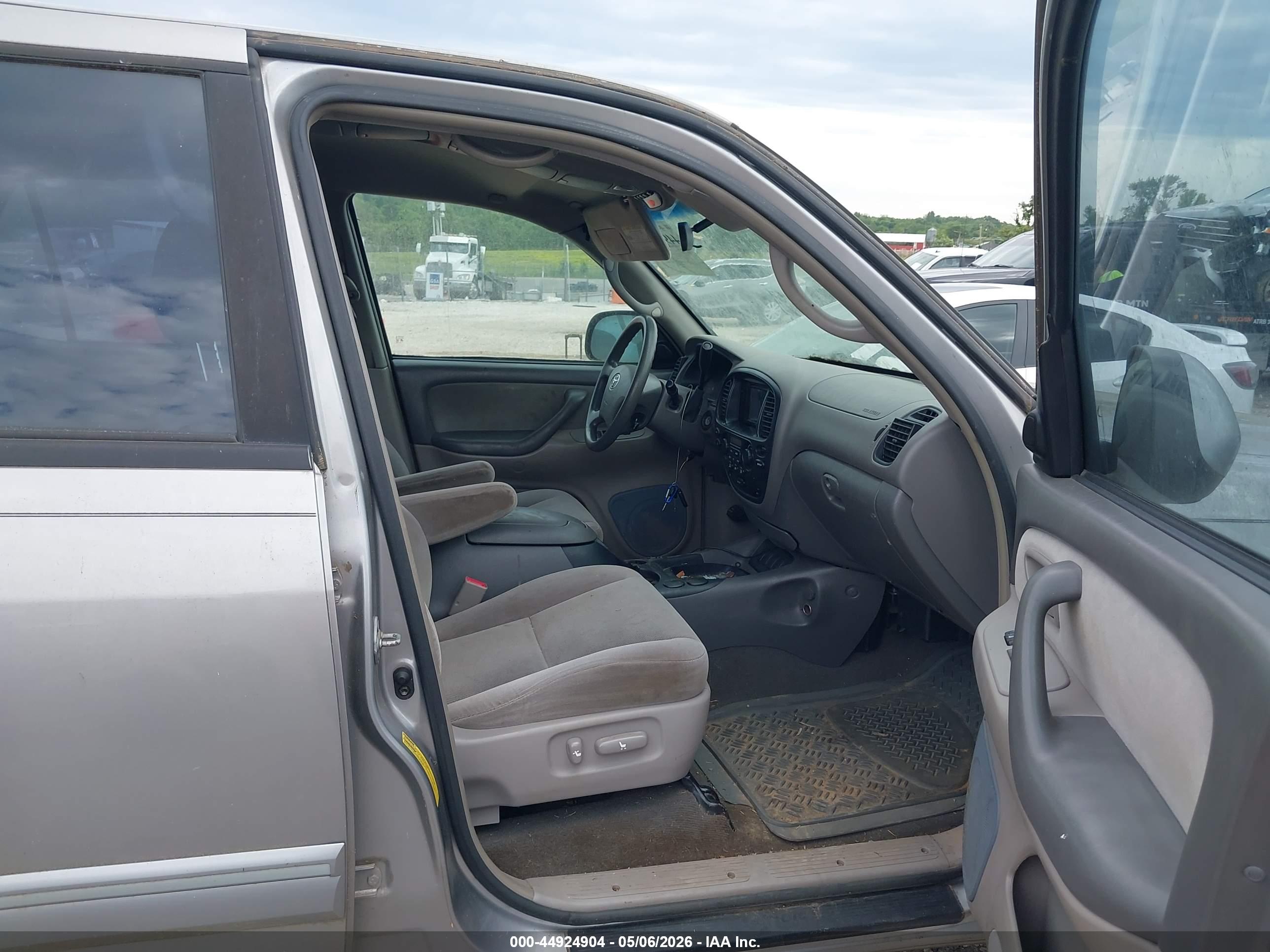 TOYOTA SEQUOIA image 5