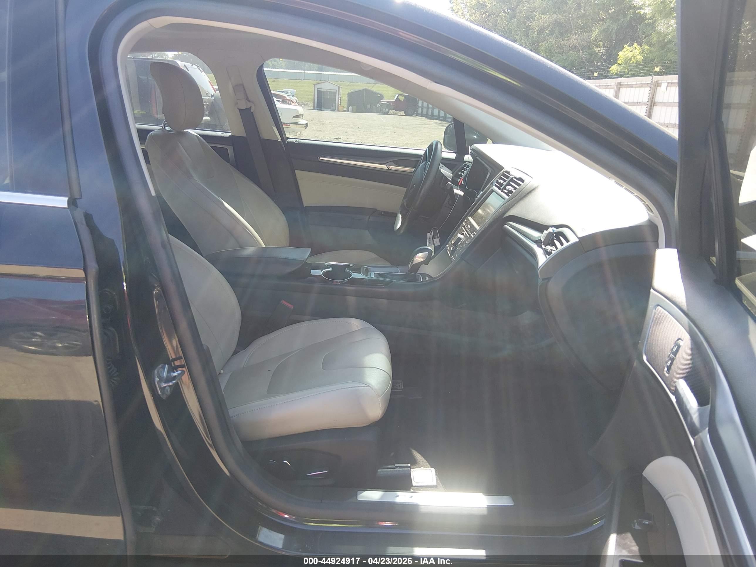 FORD FUSION image 5