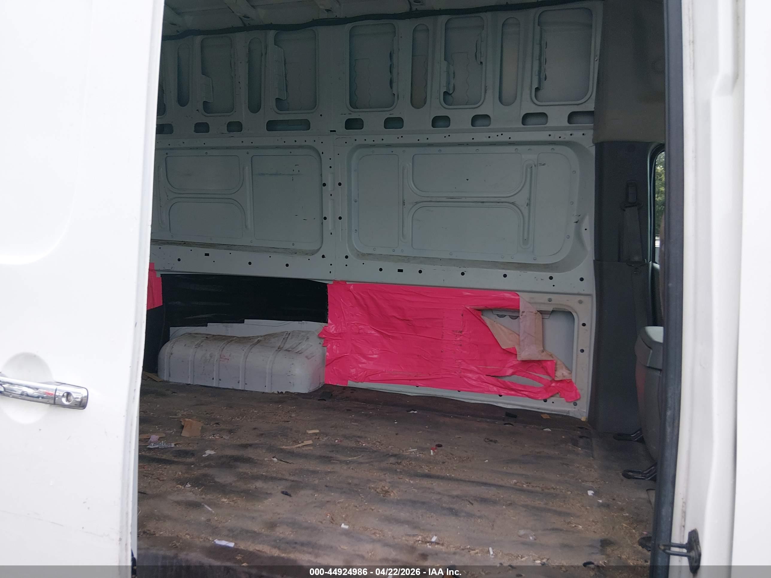 NISSAN NV image 8