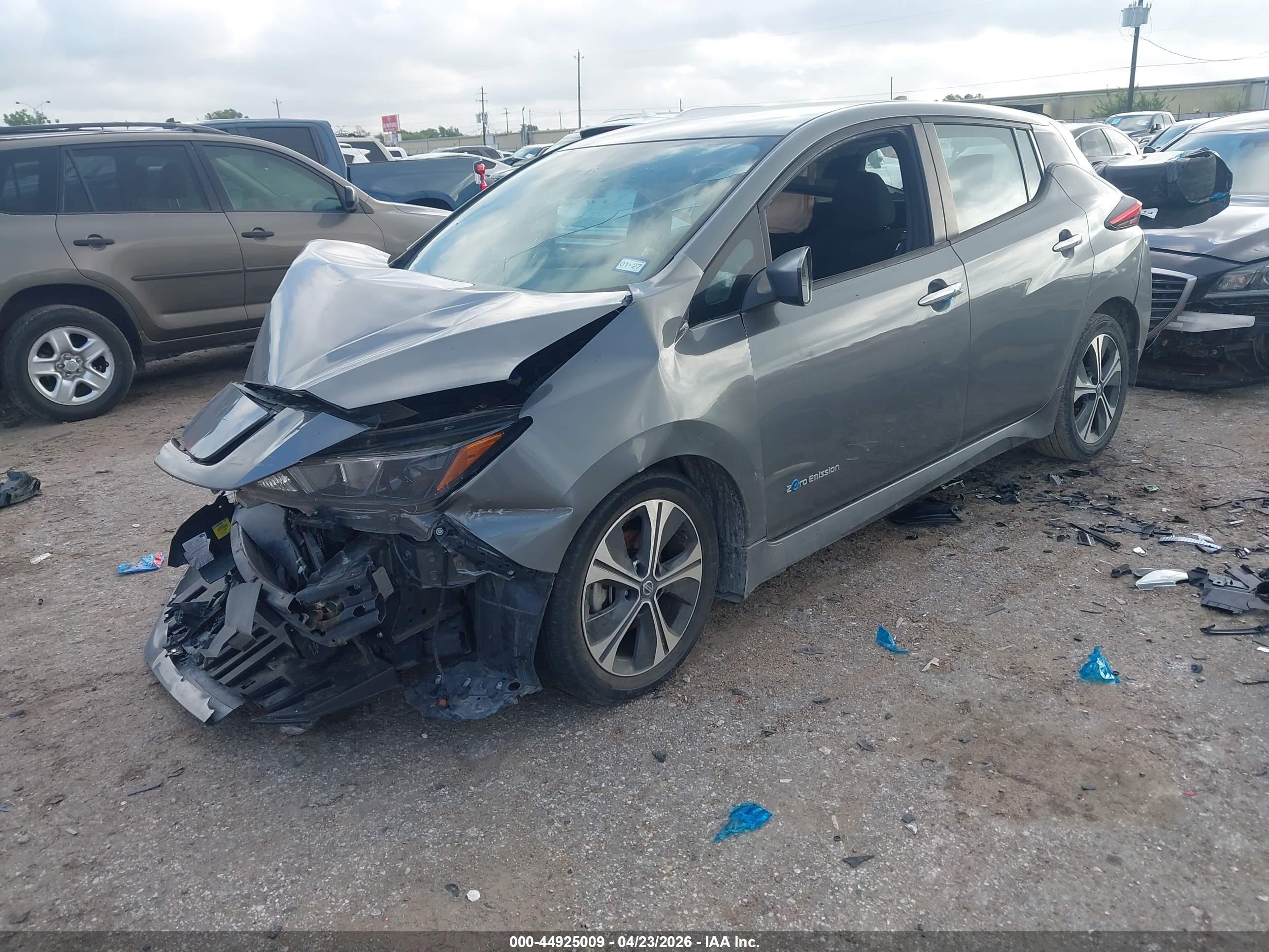 NISSAN LEAF image 2