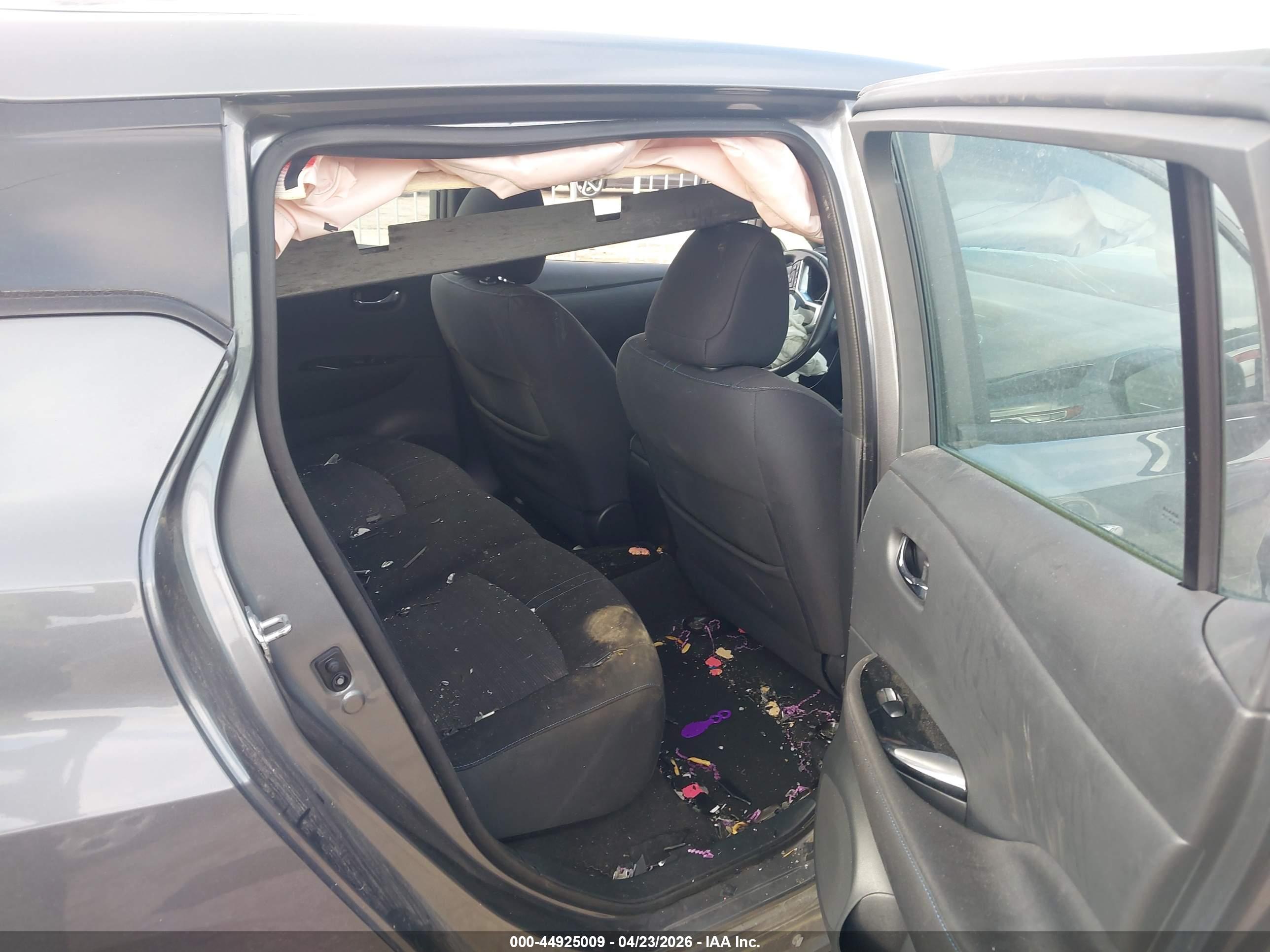 NISSAN LEAF image 8