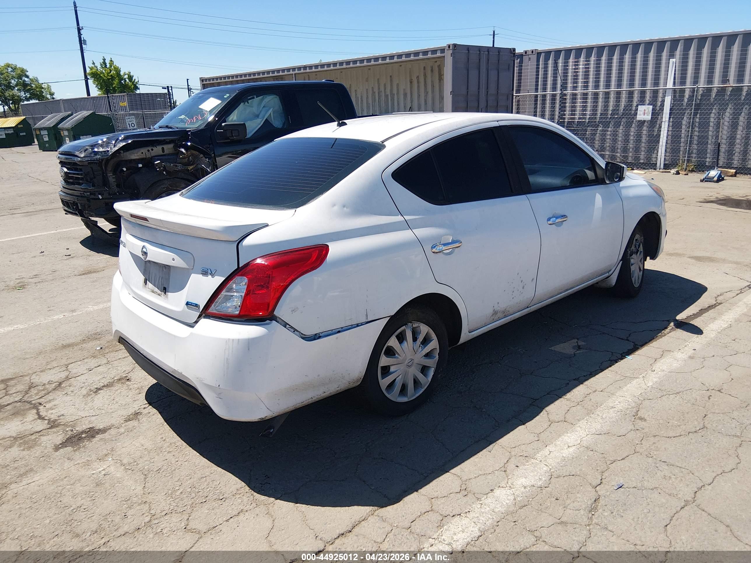NISSAN VERSA image 4