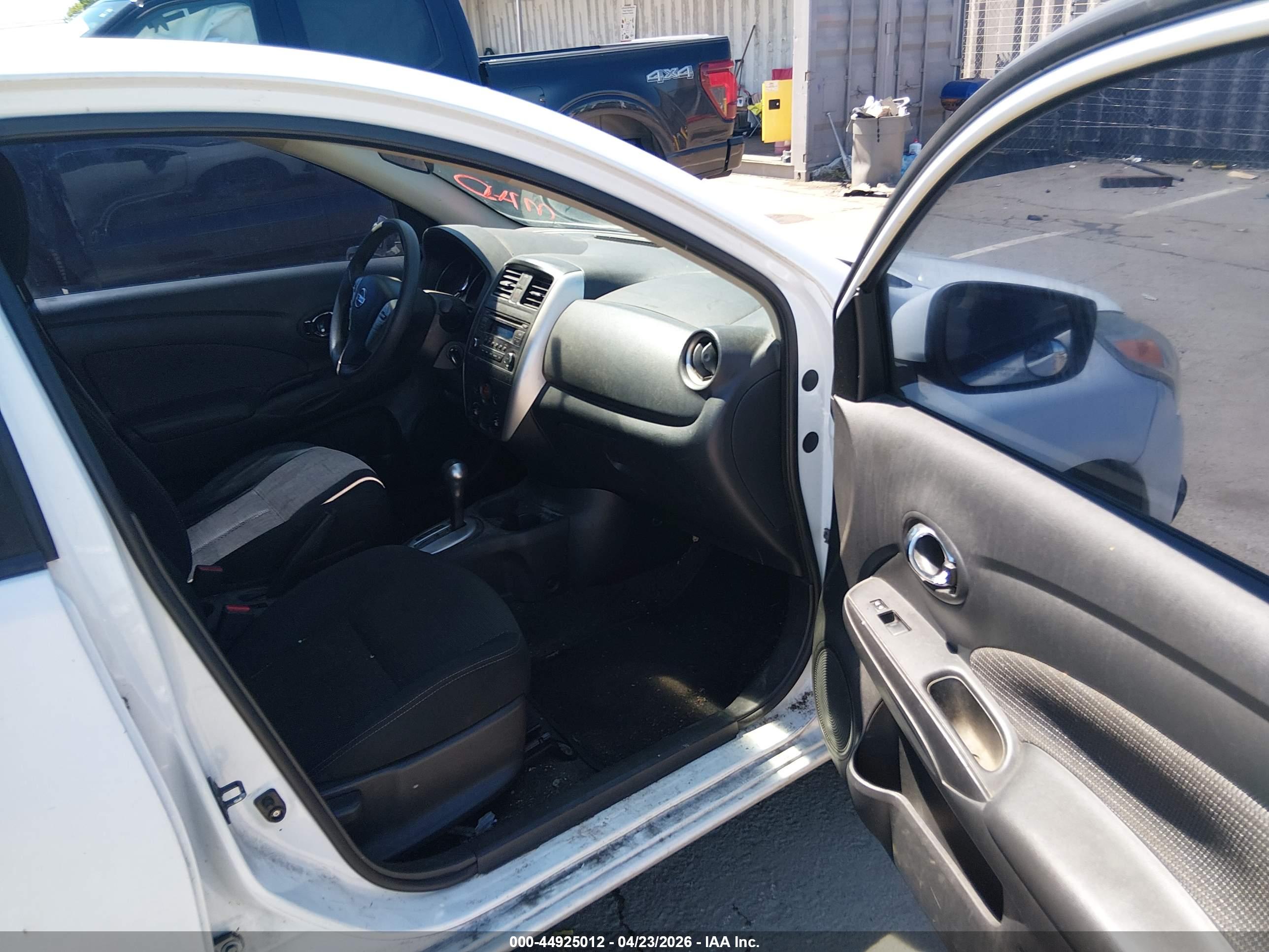 NISSAN VERSA image 5