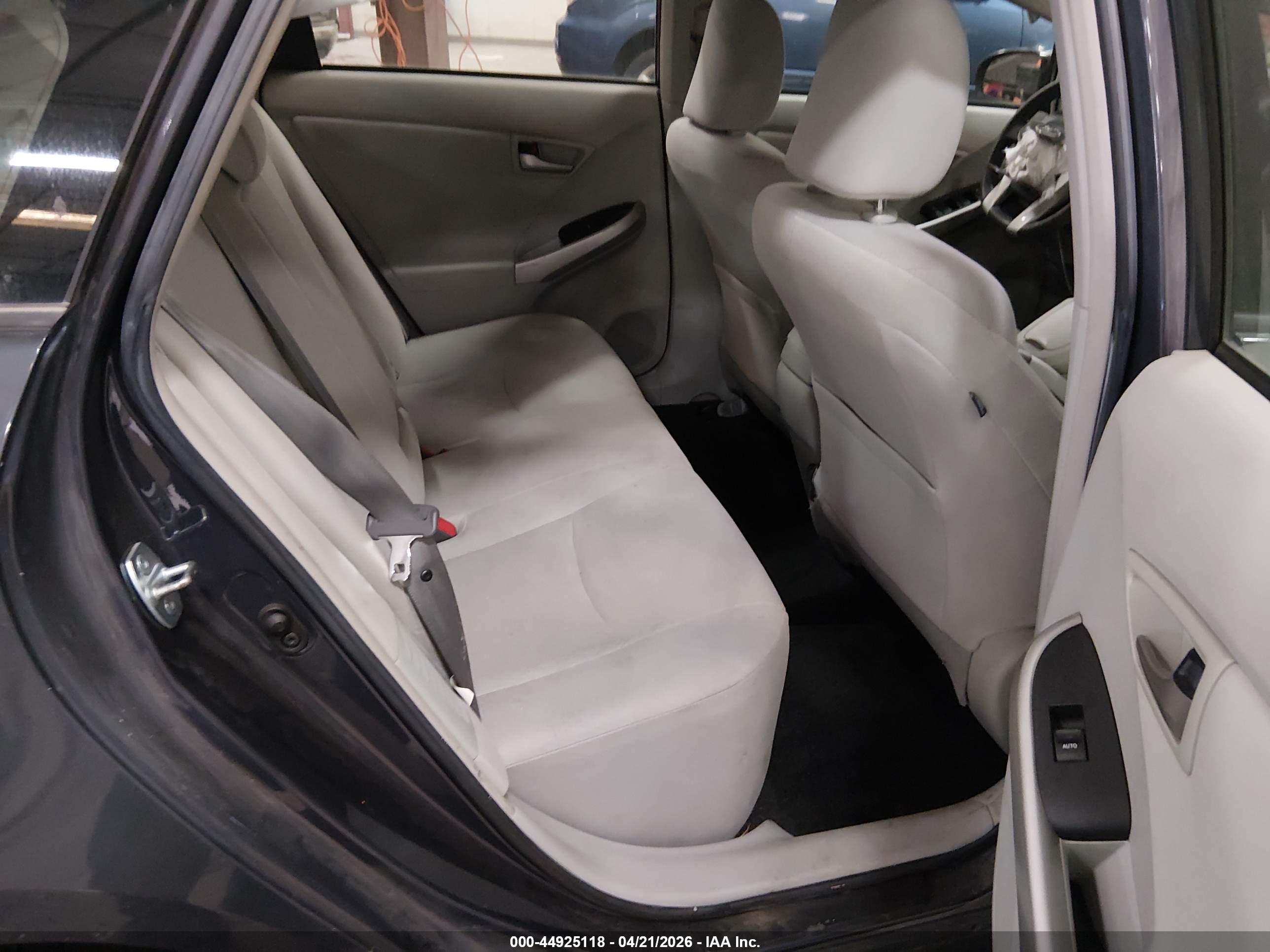 TOYOTA PRIUS image 8