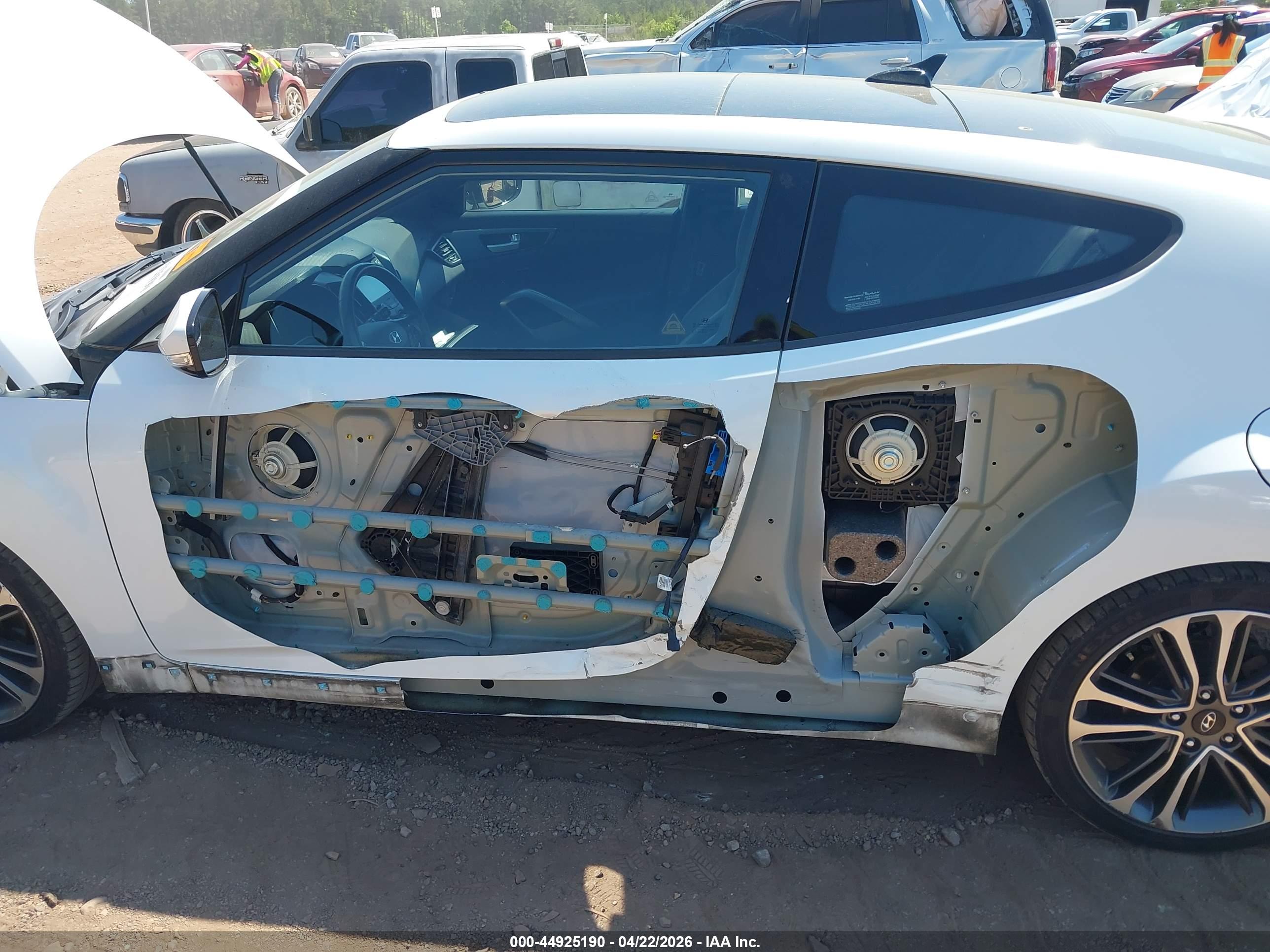 HYUNDAI VELOSTER image 6