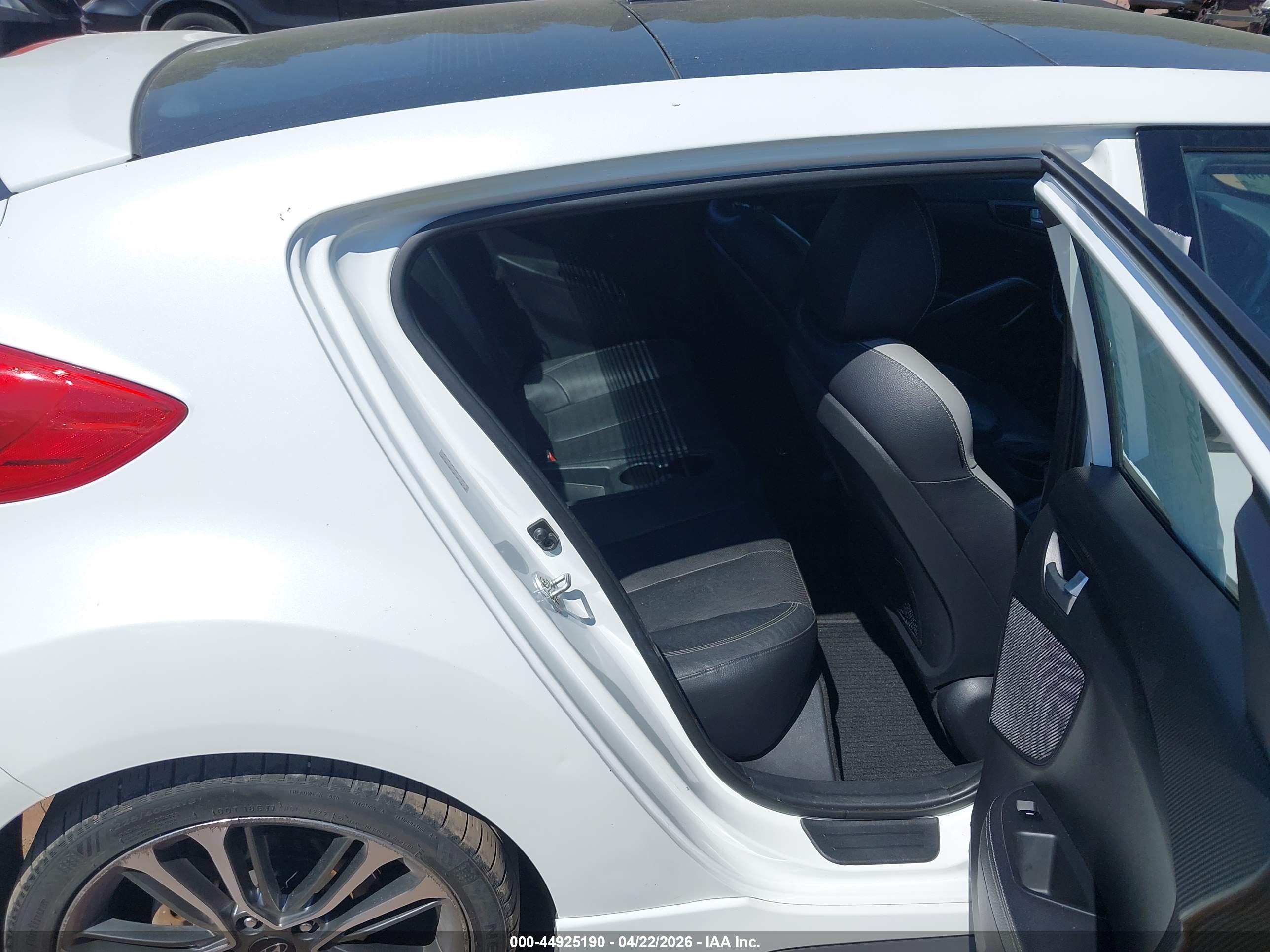HYUNDAI VELOSTER image 8
