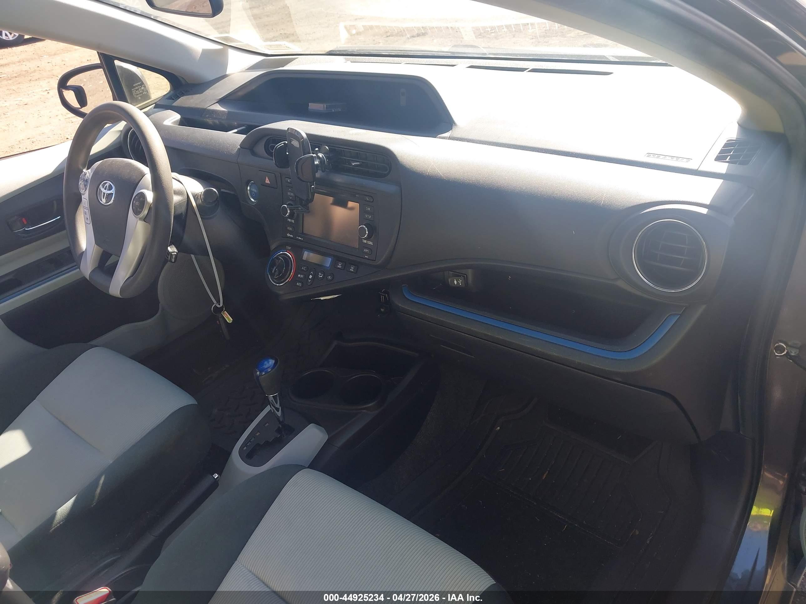 TOYOTA PRIUS image 5