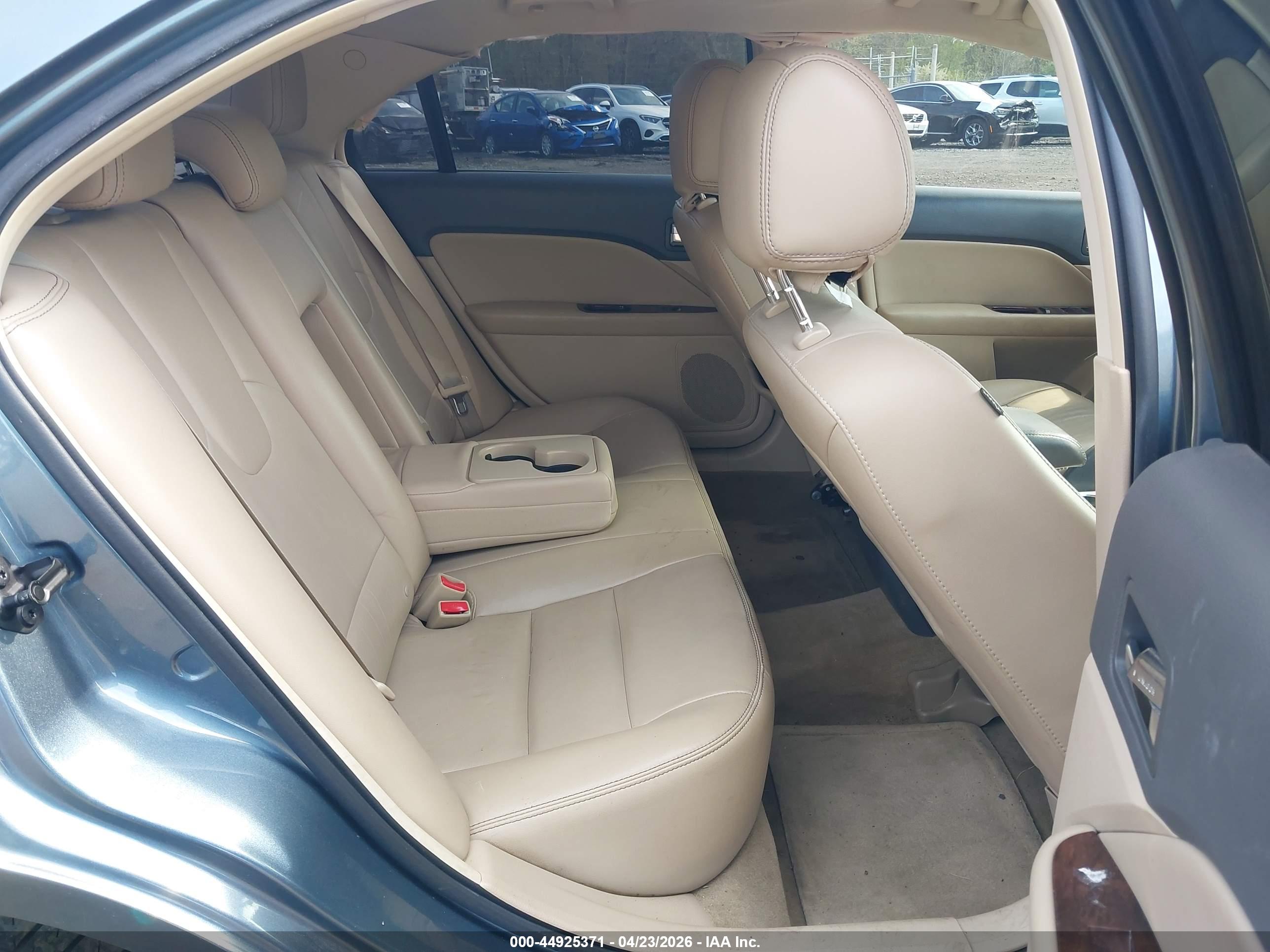 FORD FUSION image 8