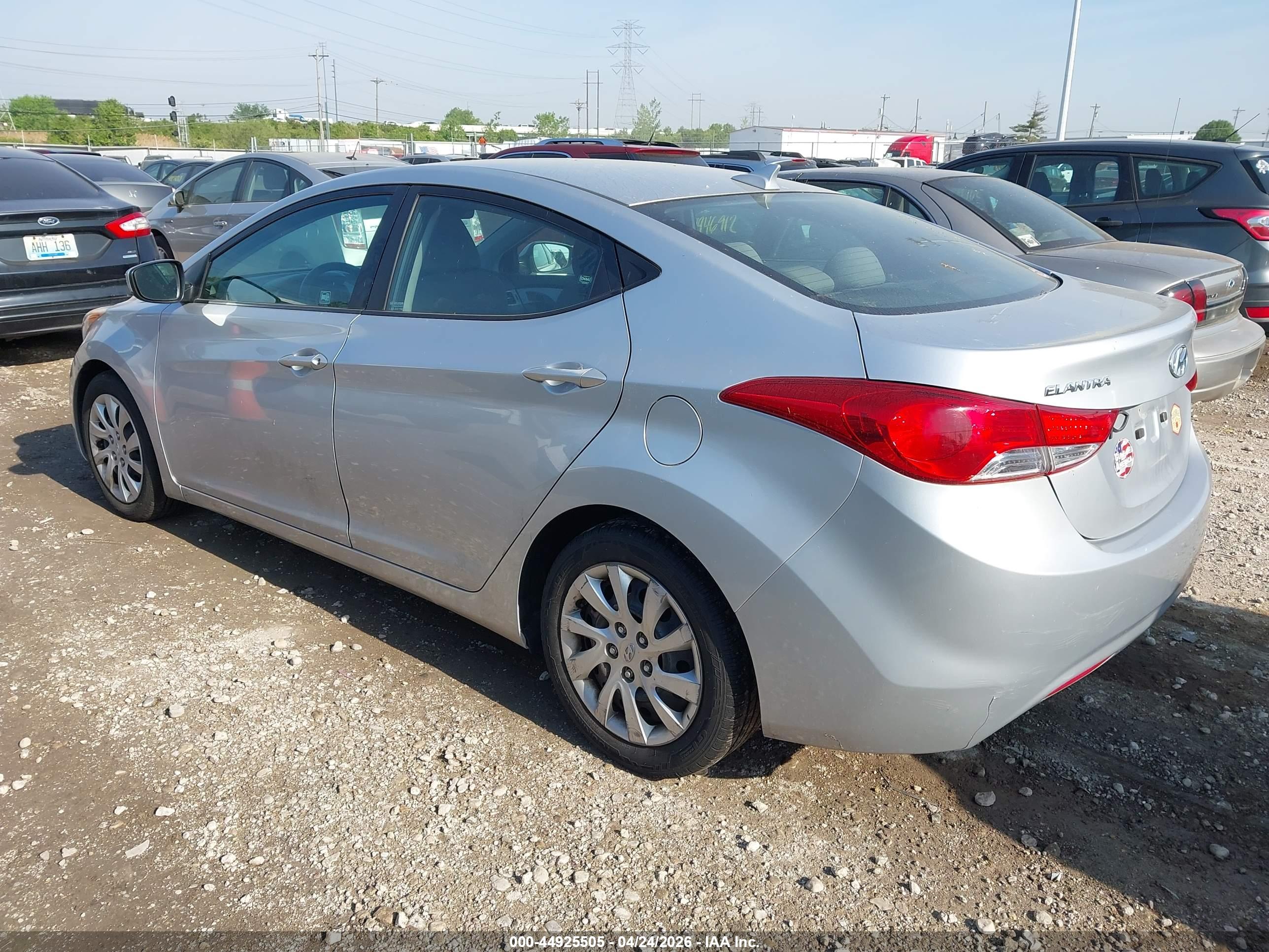 HYUNDAI ELANTRA image 3