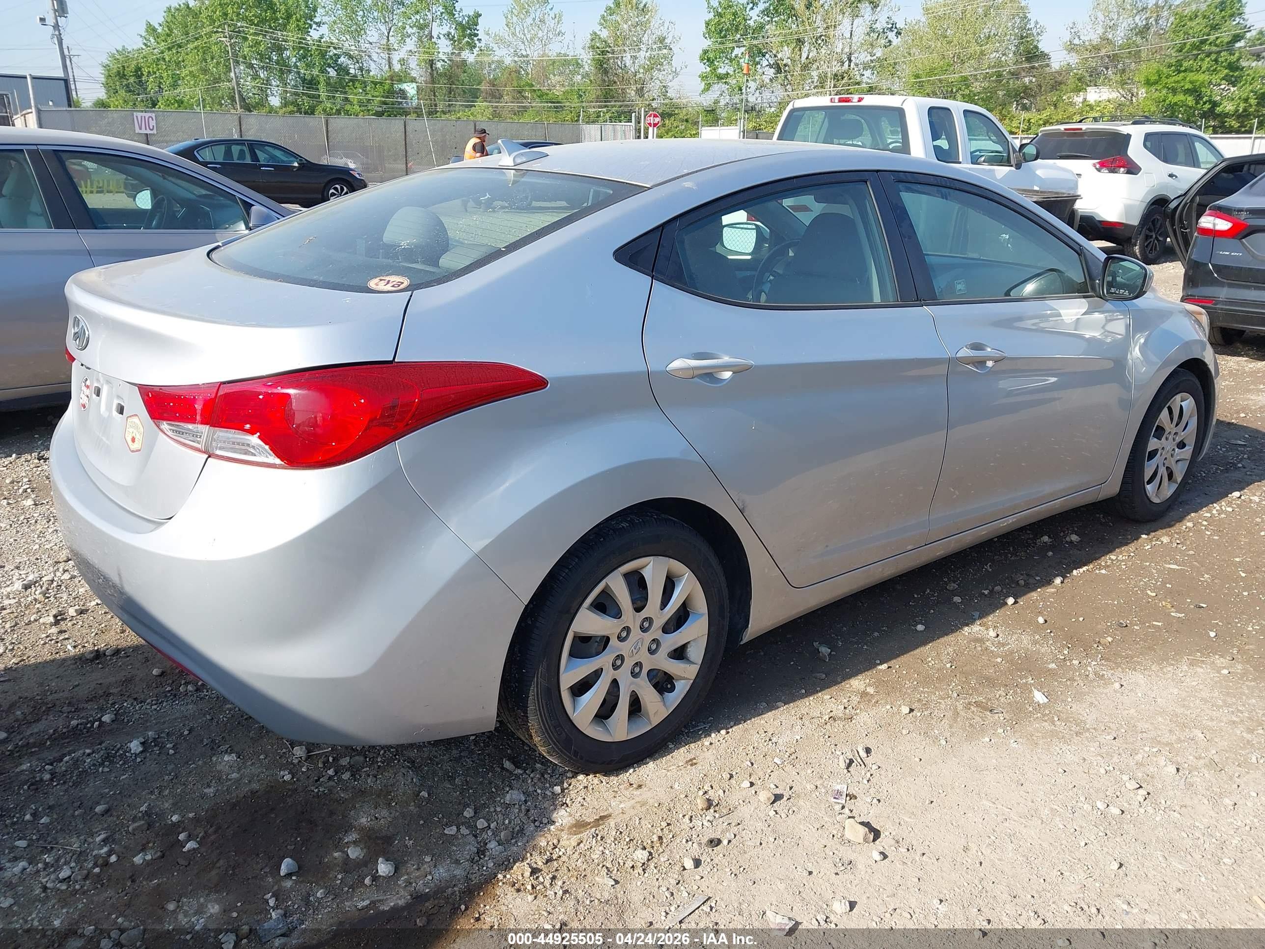 HYUNDAI ELANTRA image 4