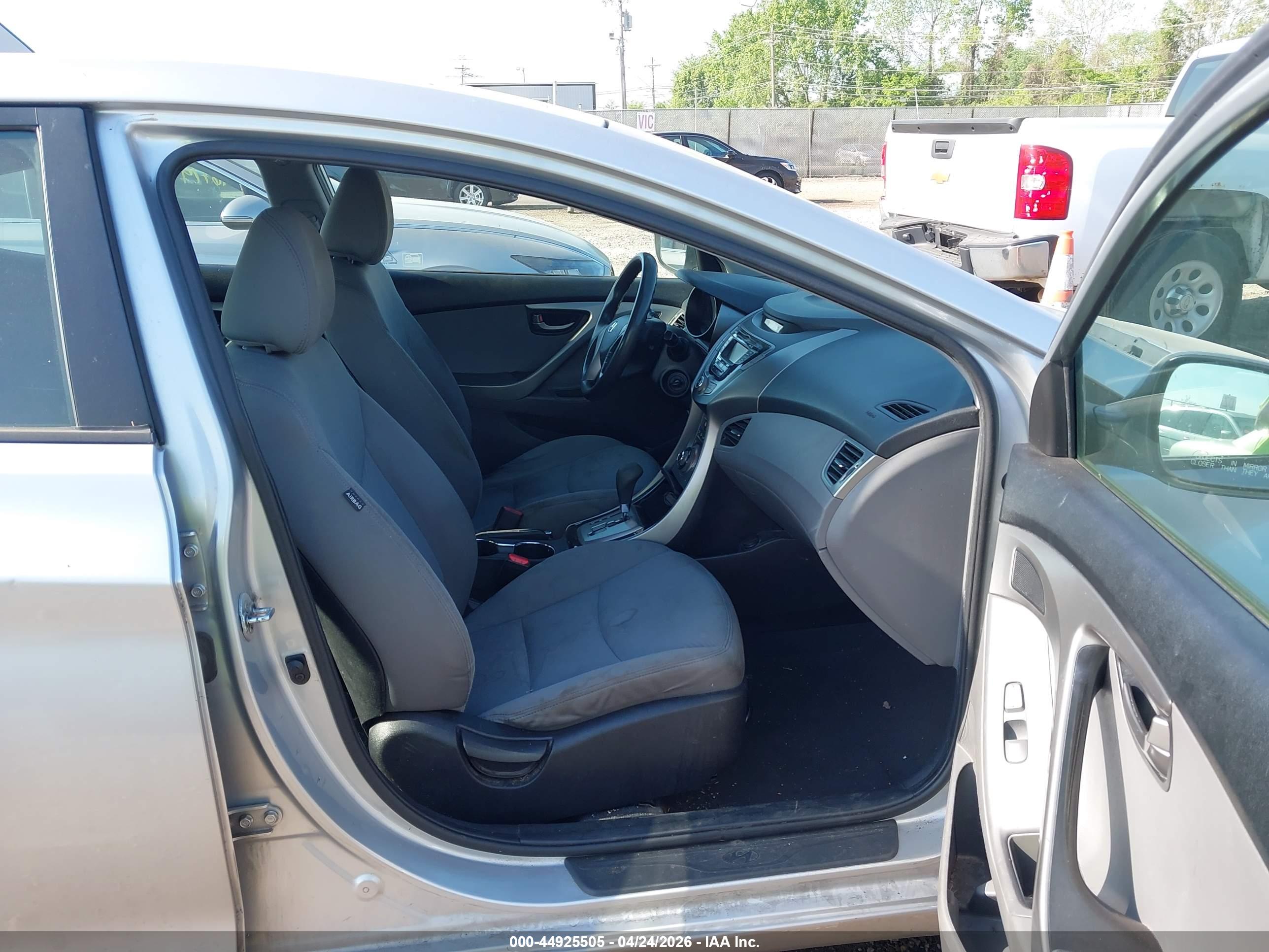 HYUNDAI ELANTRA image 5