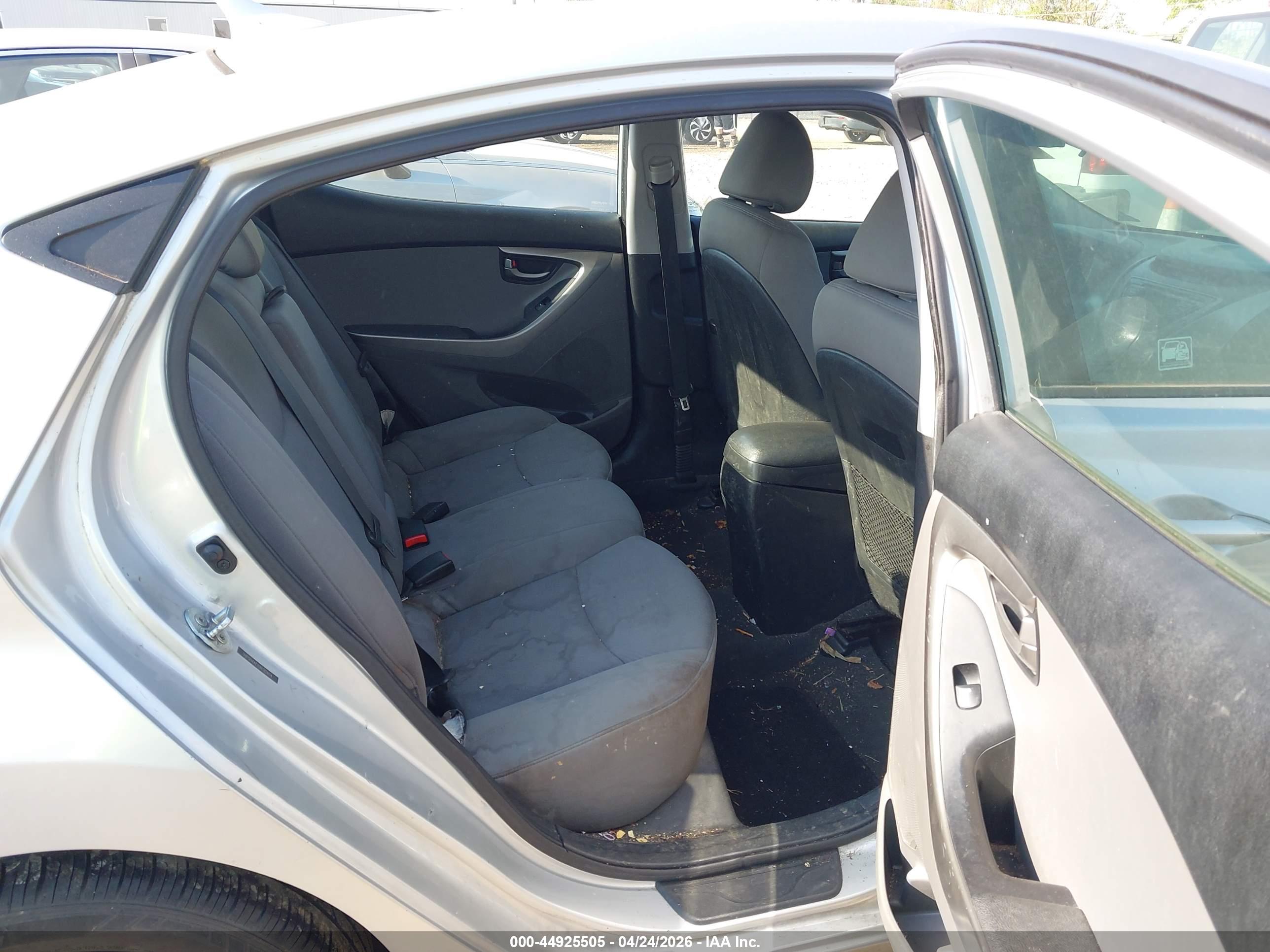 HYUNDAI ELANTRA image 8