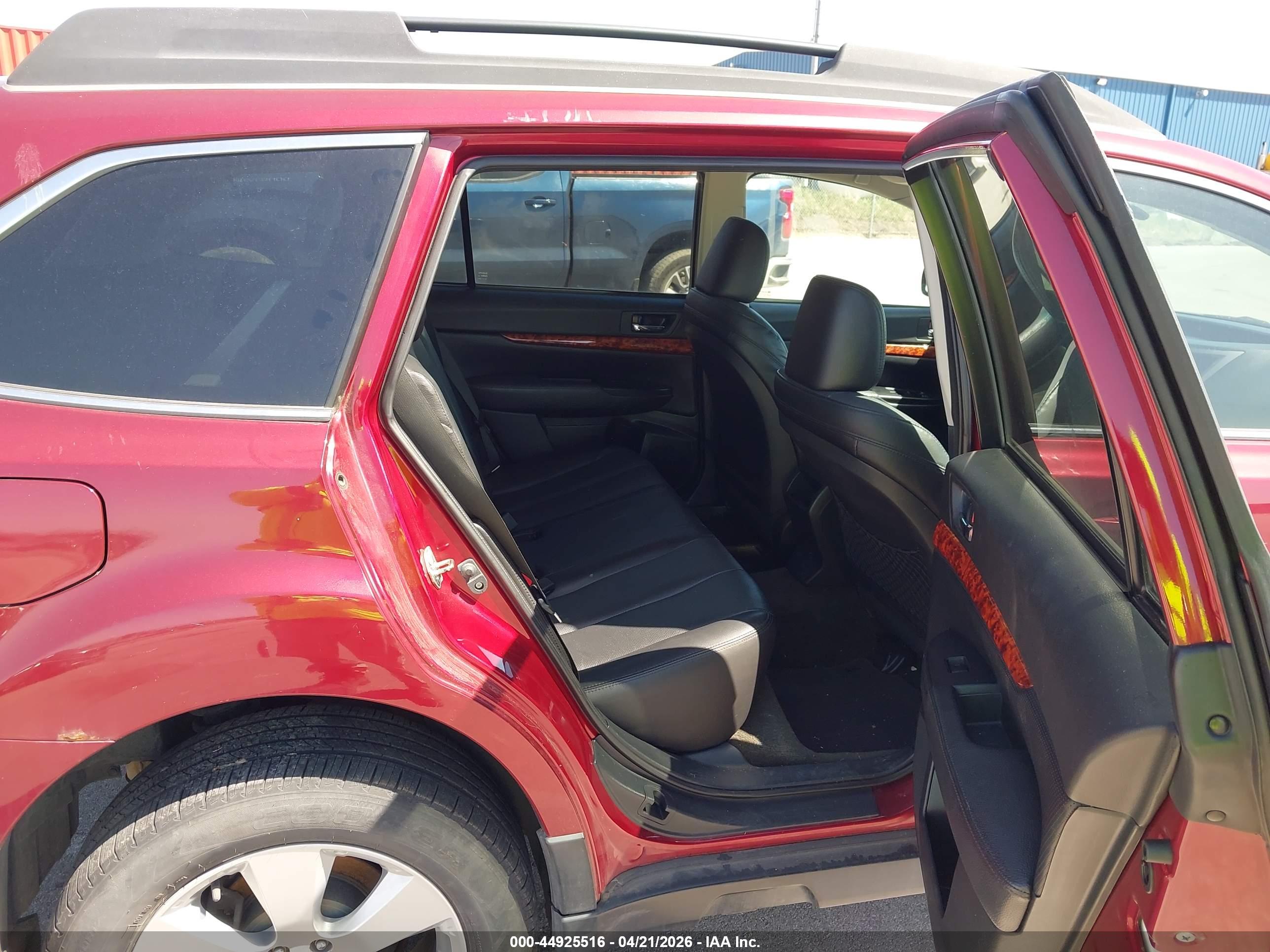 SUBARU OUTBACK image 8