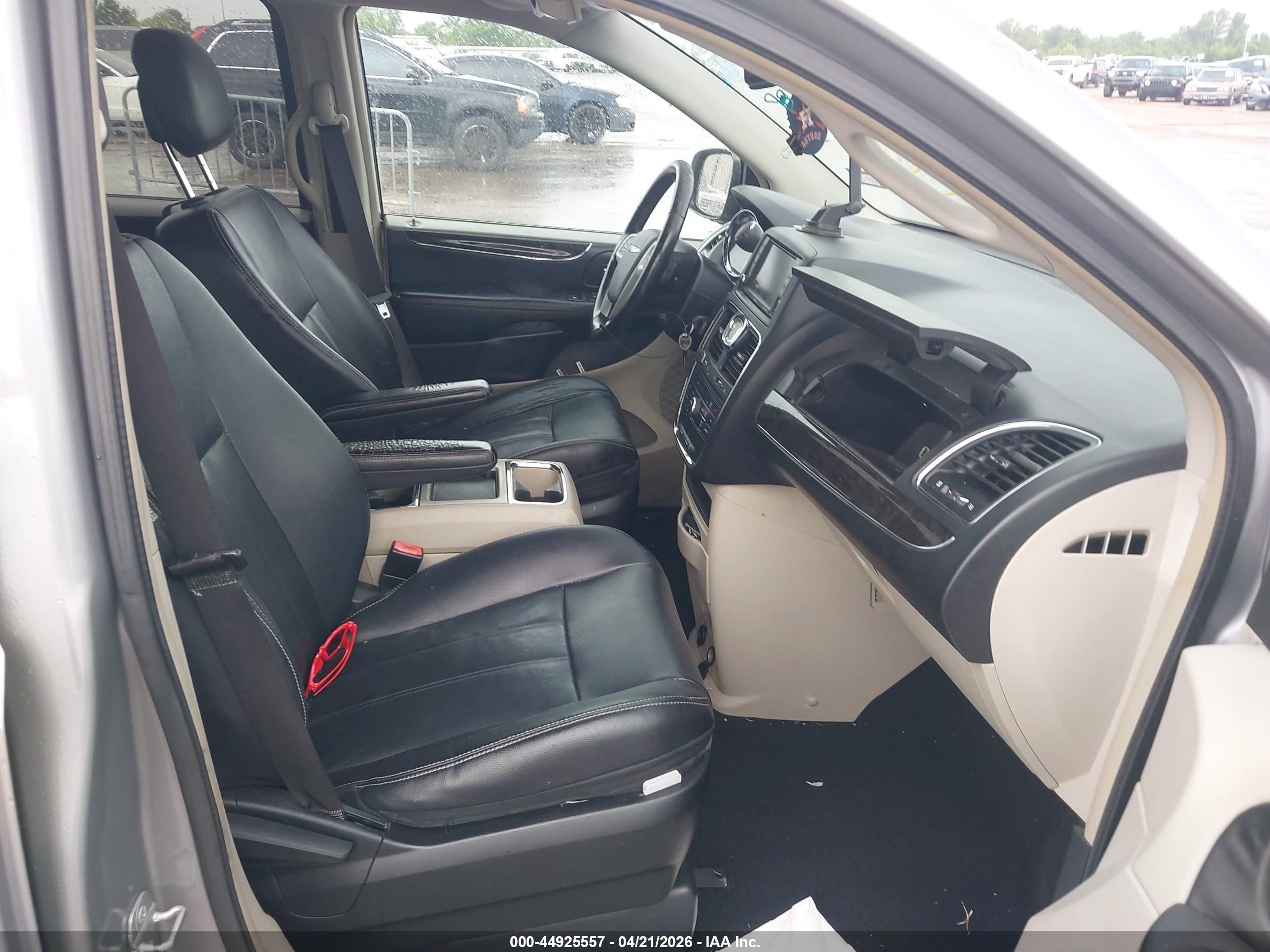 CHRYSLER TOWN image 5