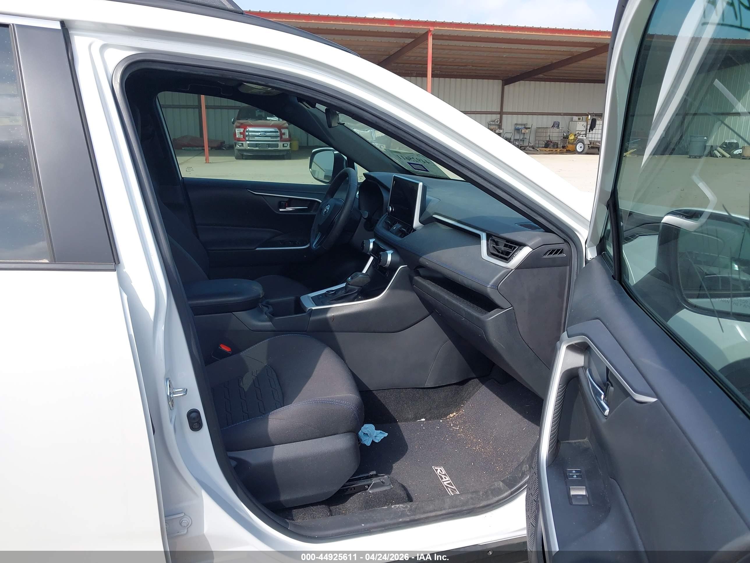 TOYOTA RAV4 image 5