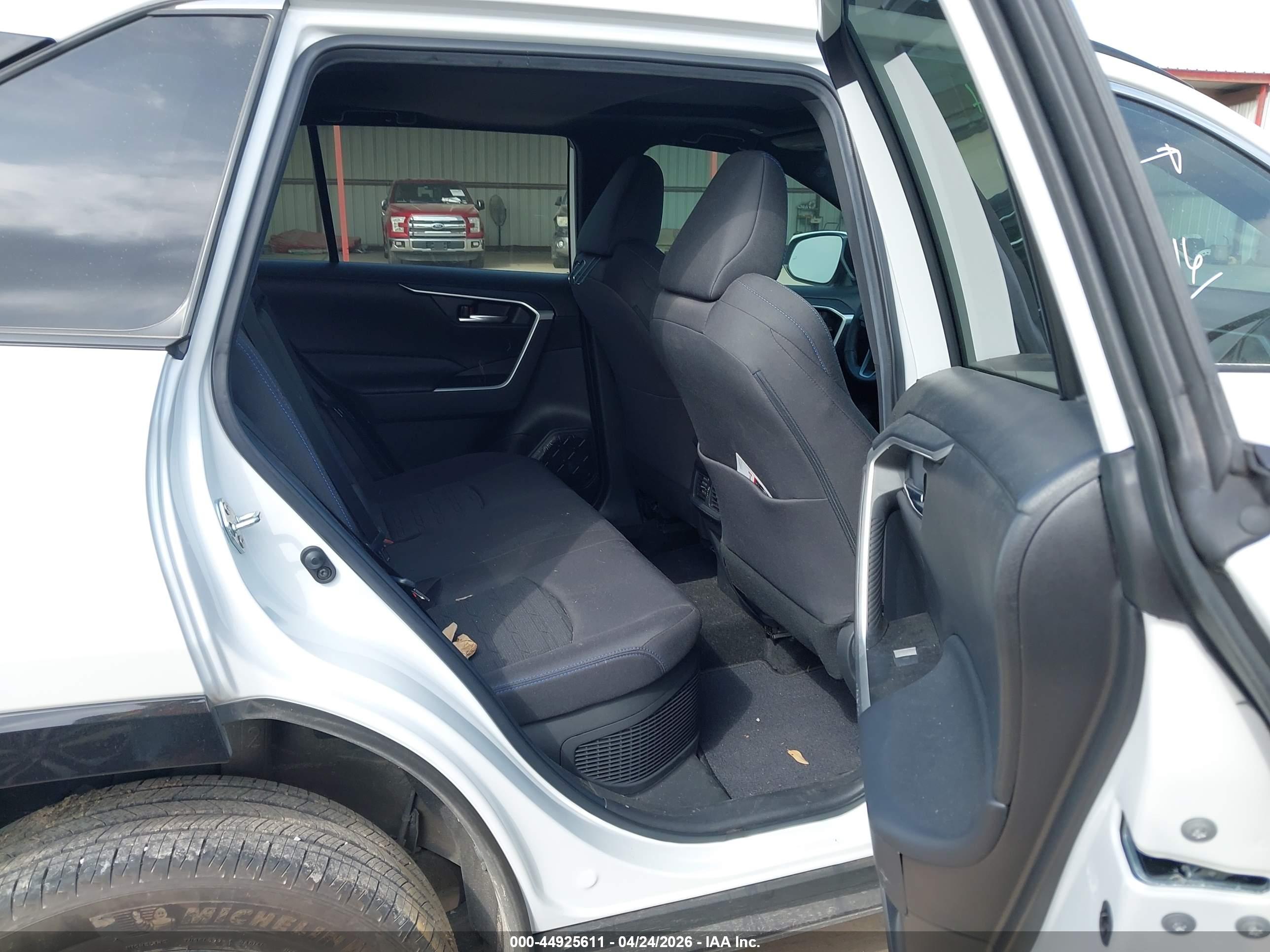 TOYOTA RAV4 image 8