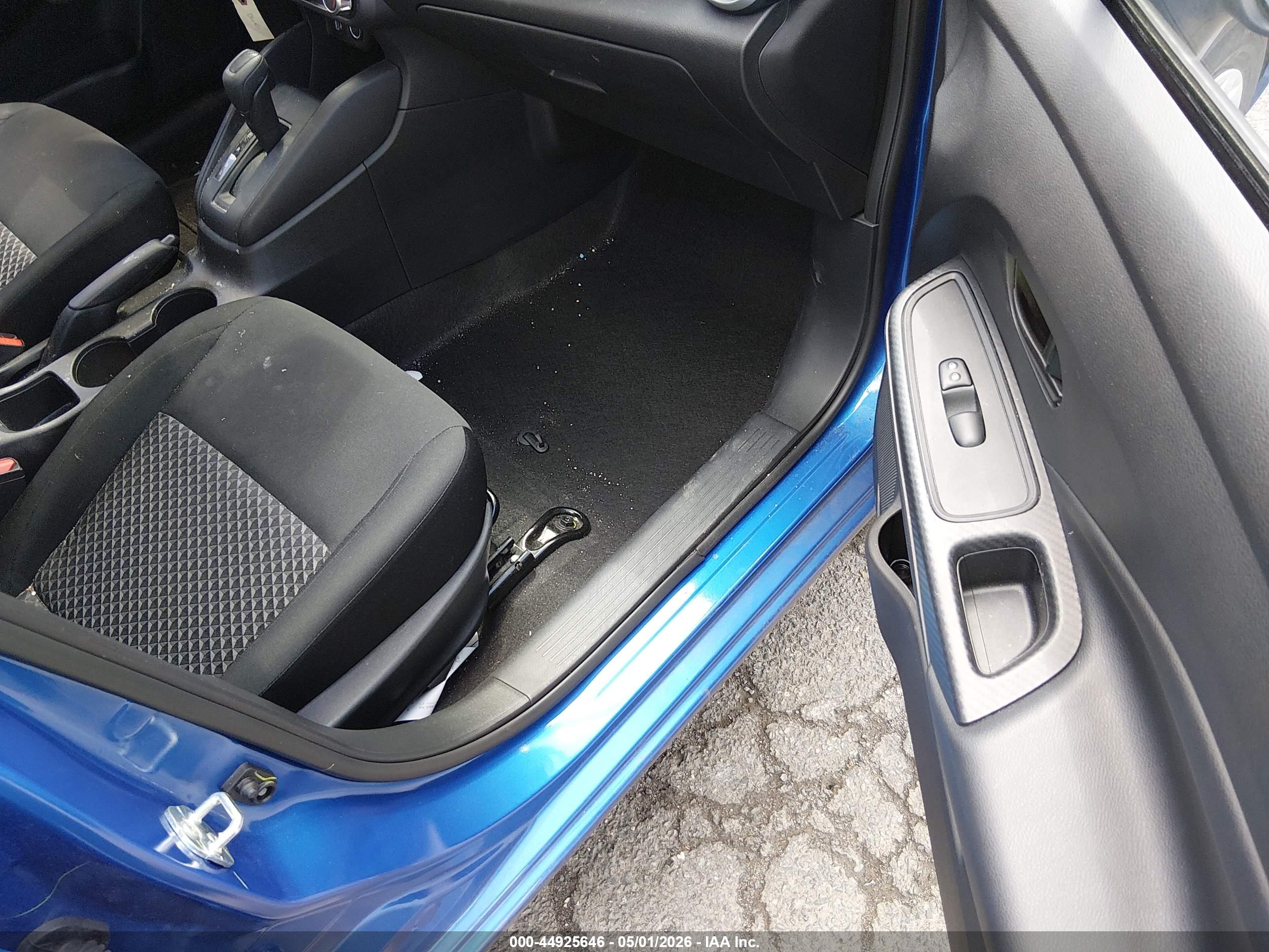 NISSAN VERSA image 5