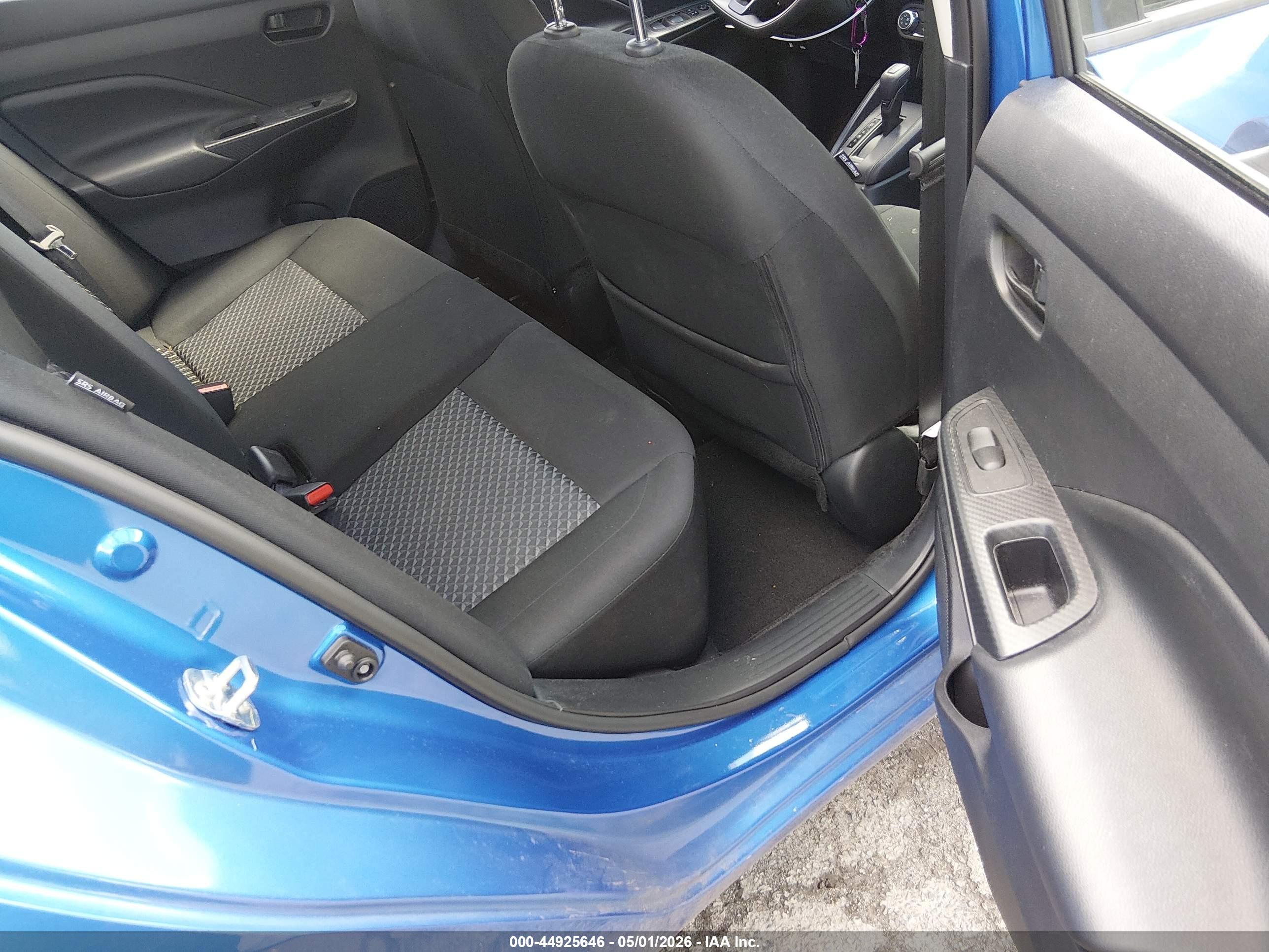 NISSAN VERSA image 8