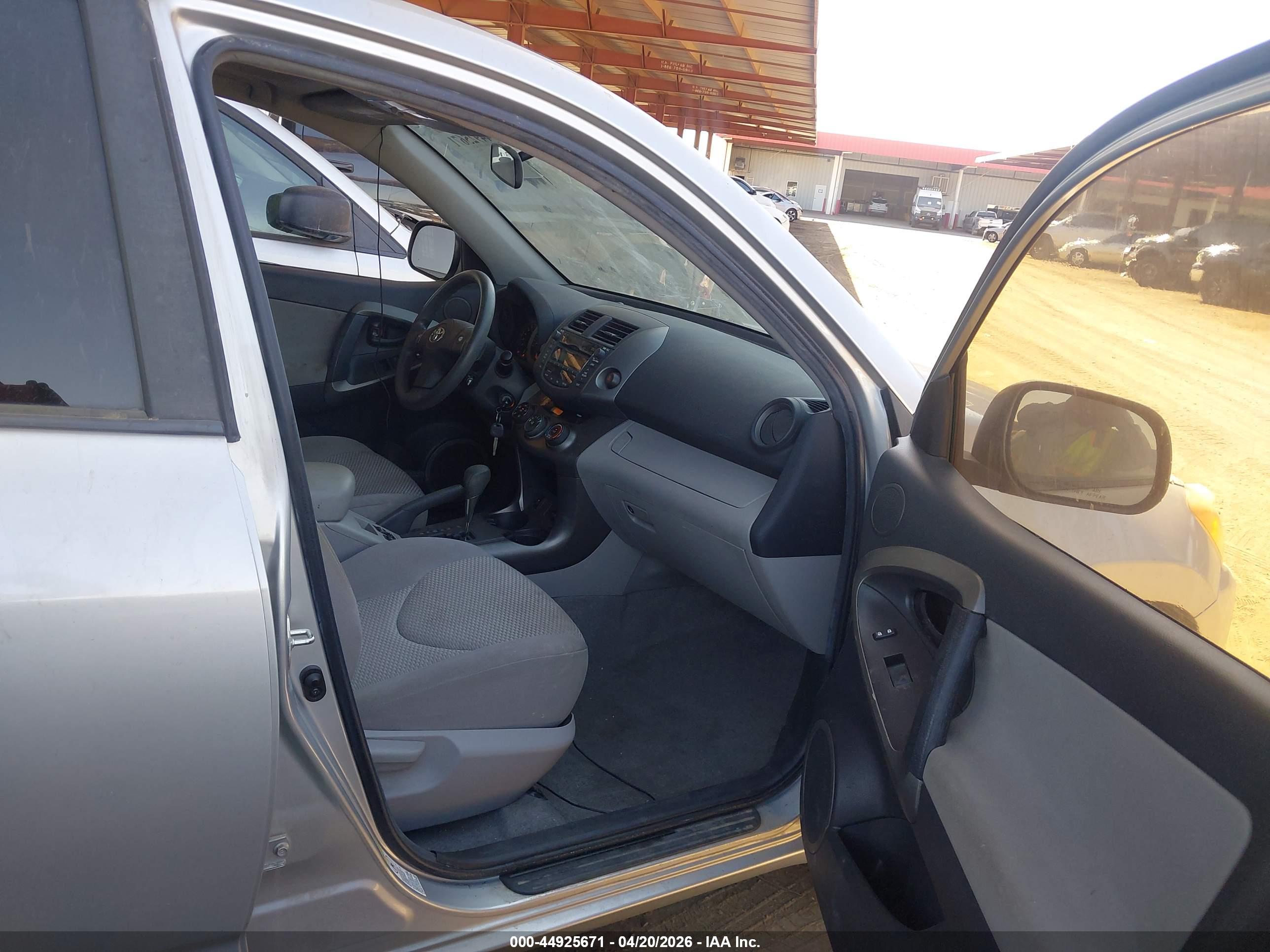 TOYOTA RAV4 image 5