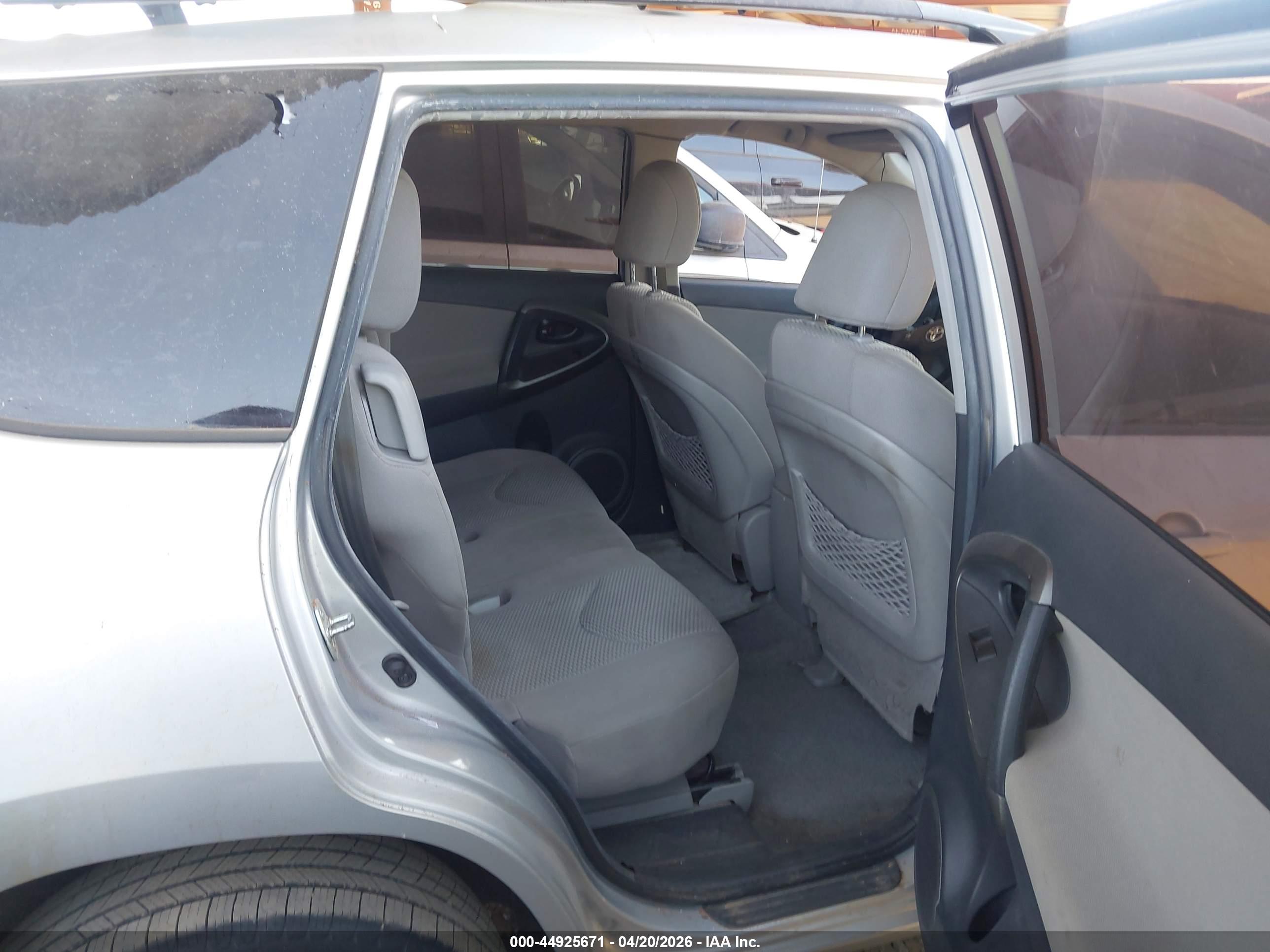 TOYOTA RAV4 image 8