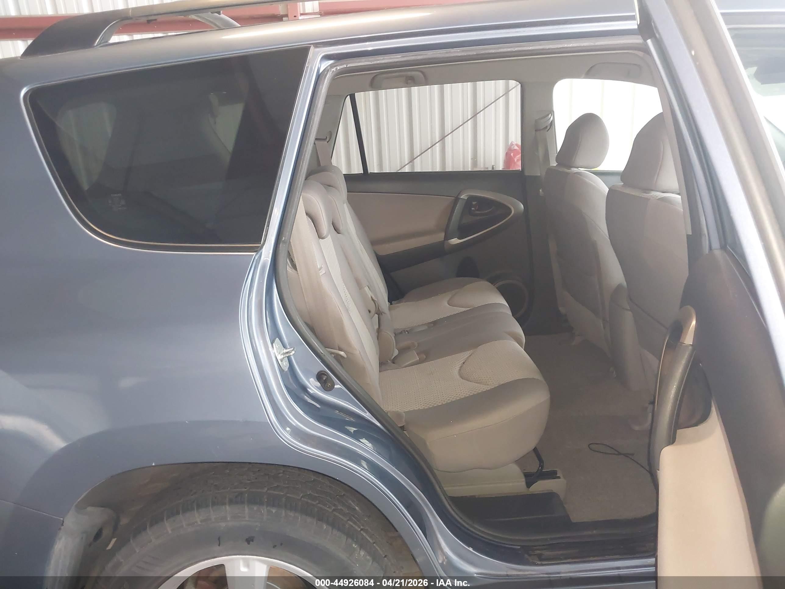 TOYOTA RAV4 image 8
