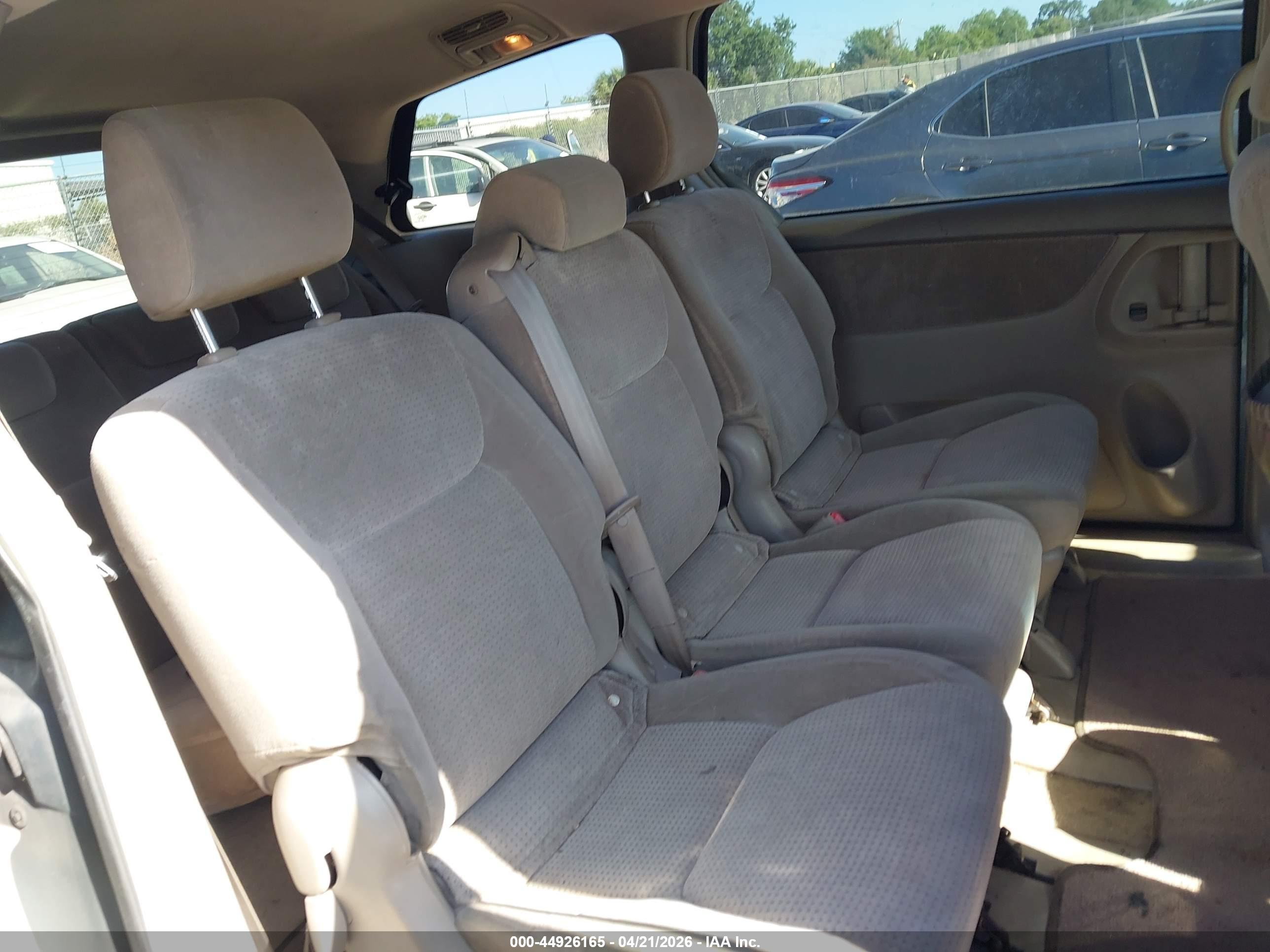 TOYOTA SIENNA image 8