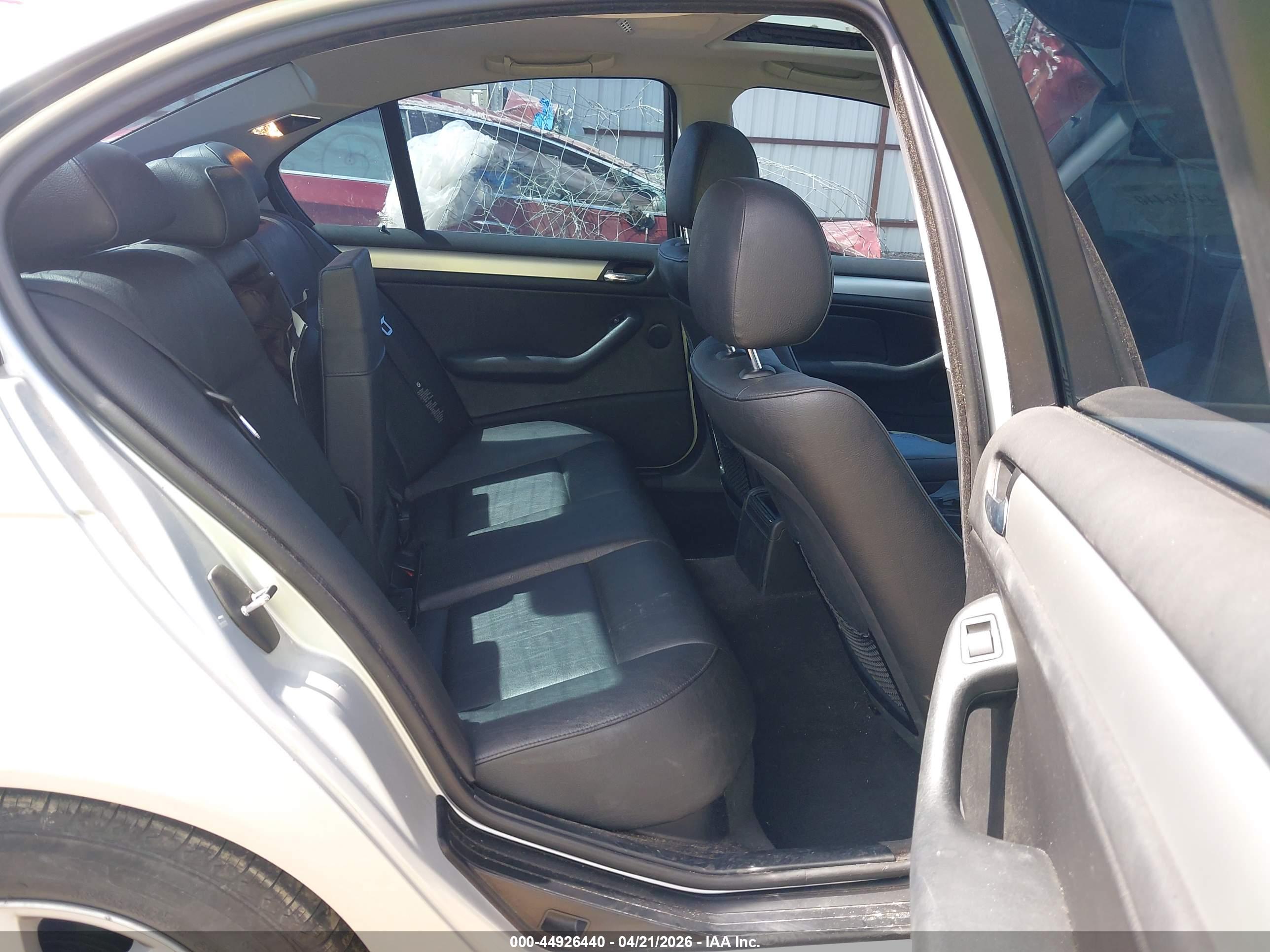 BMW 325XI image 8