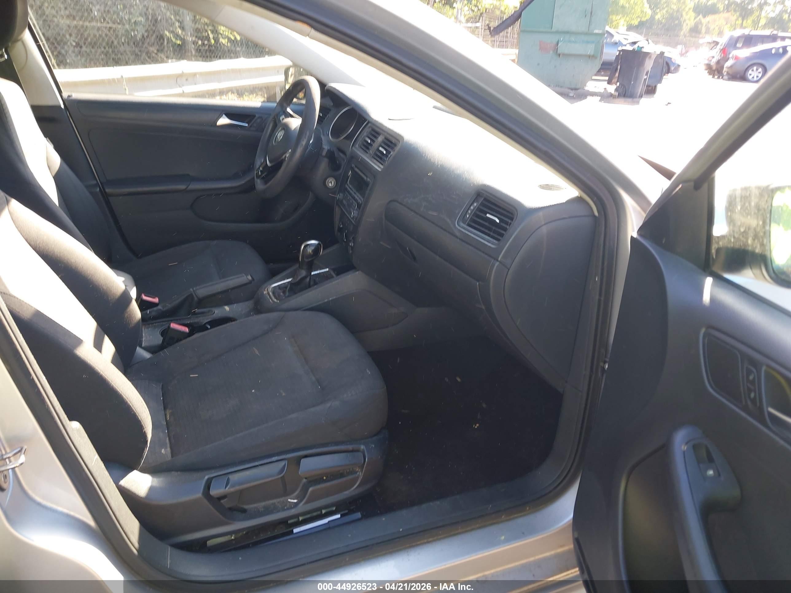 VOLKSWAGEN JETTA image 5