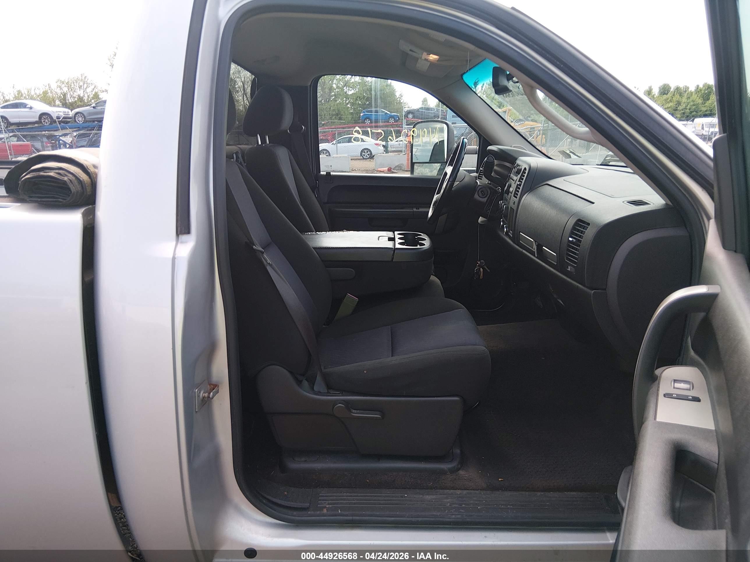 CHEVROLET SILVERADO image 8