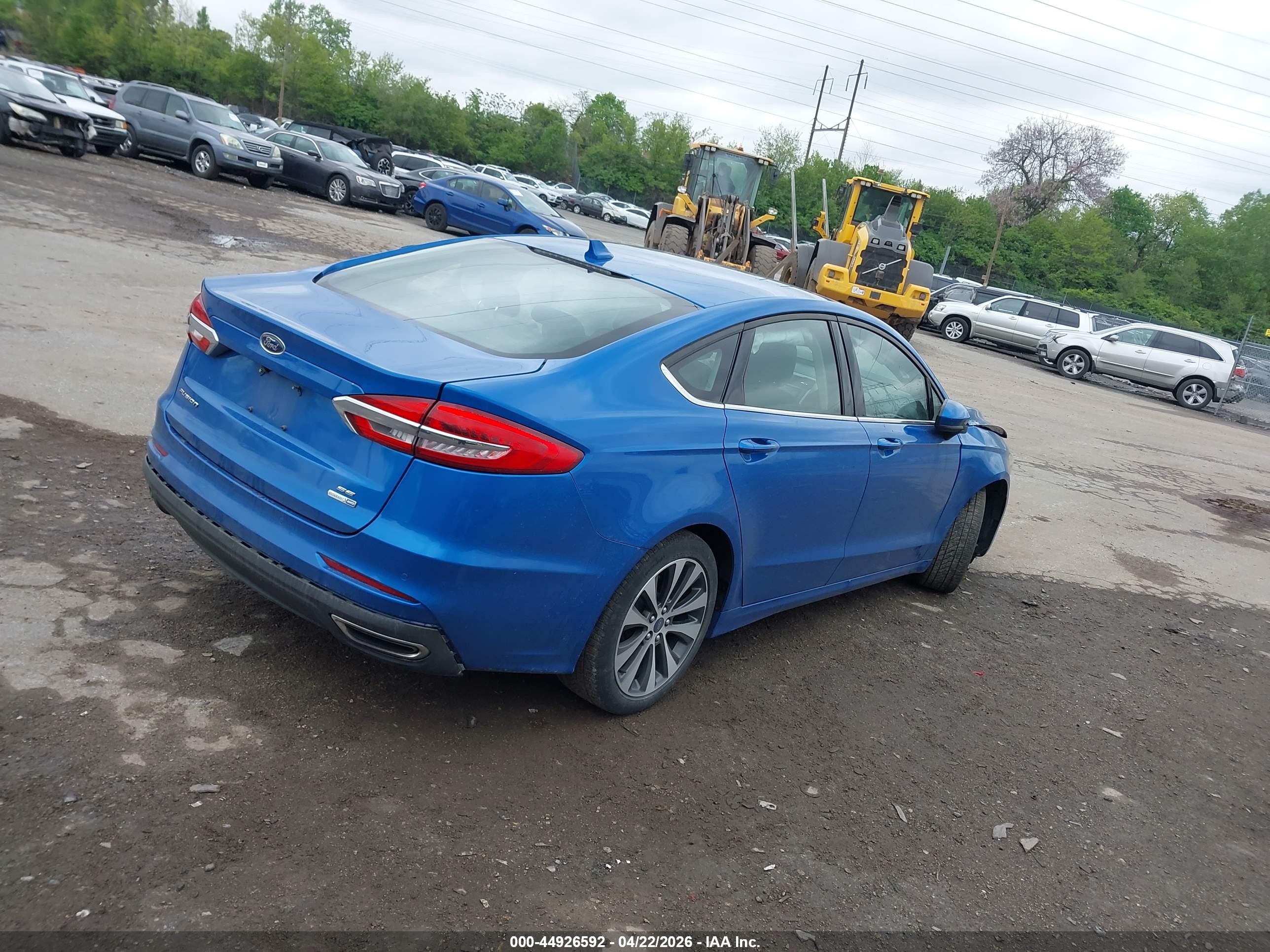 FORD FUSION image 4