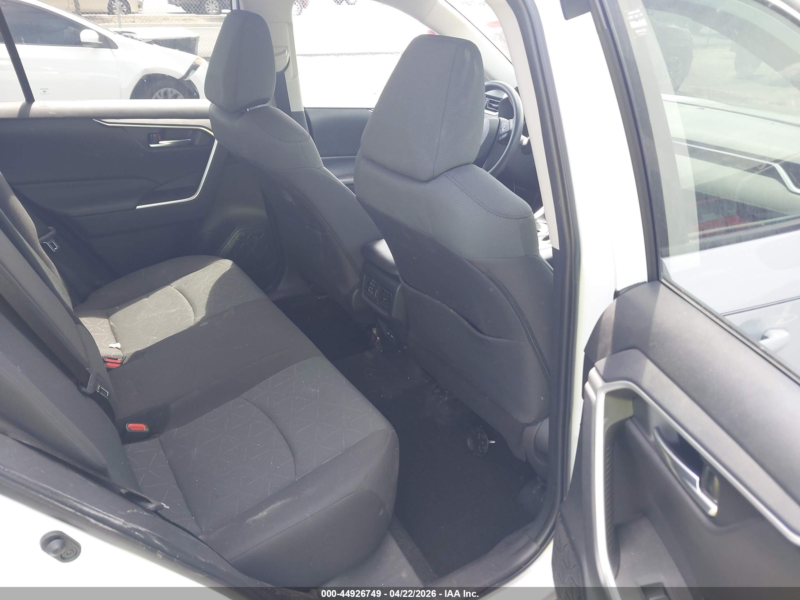 TOYOTA RAV4 image 8
