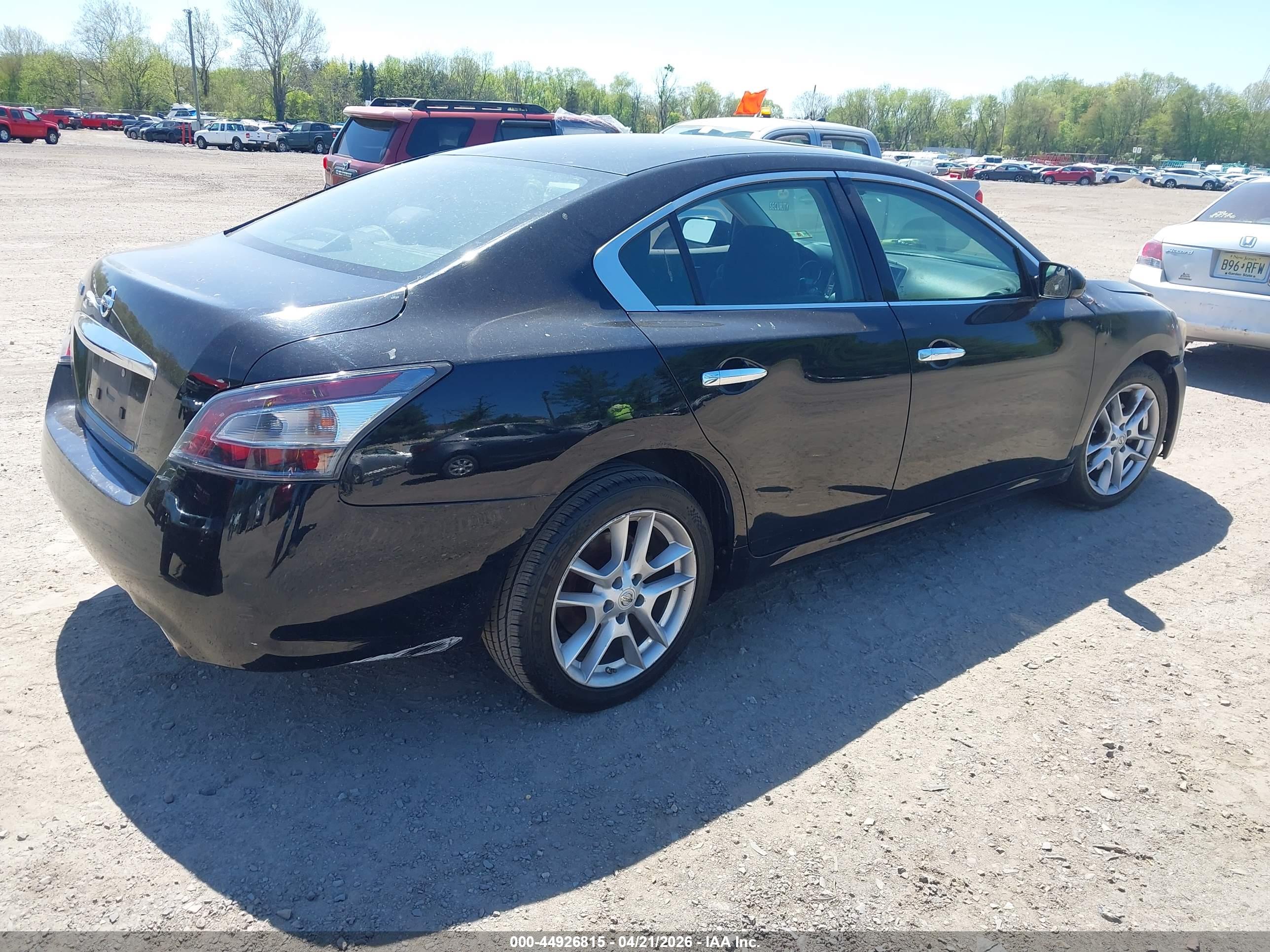 NISSAN MAXIMA image 4