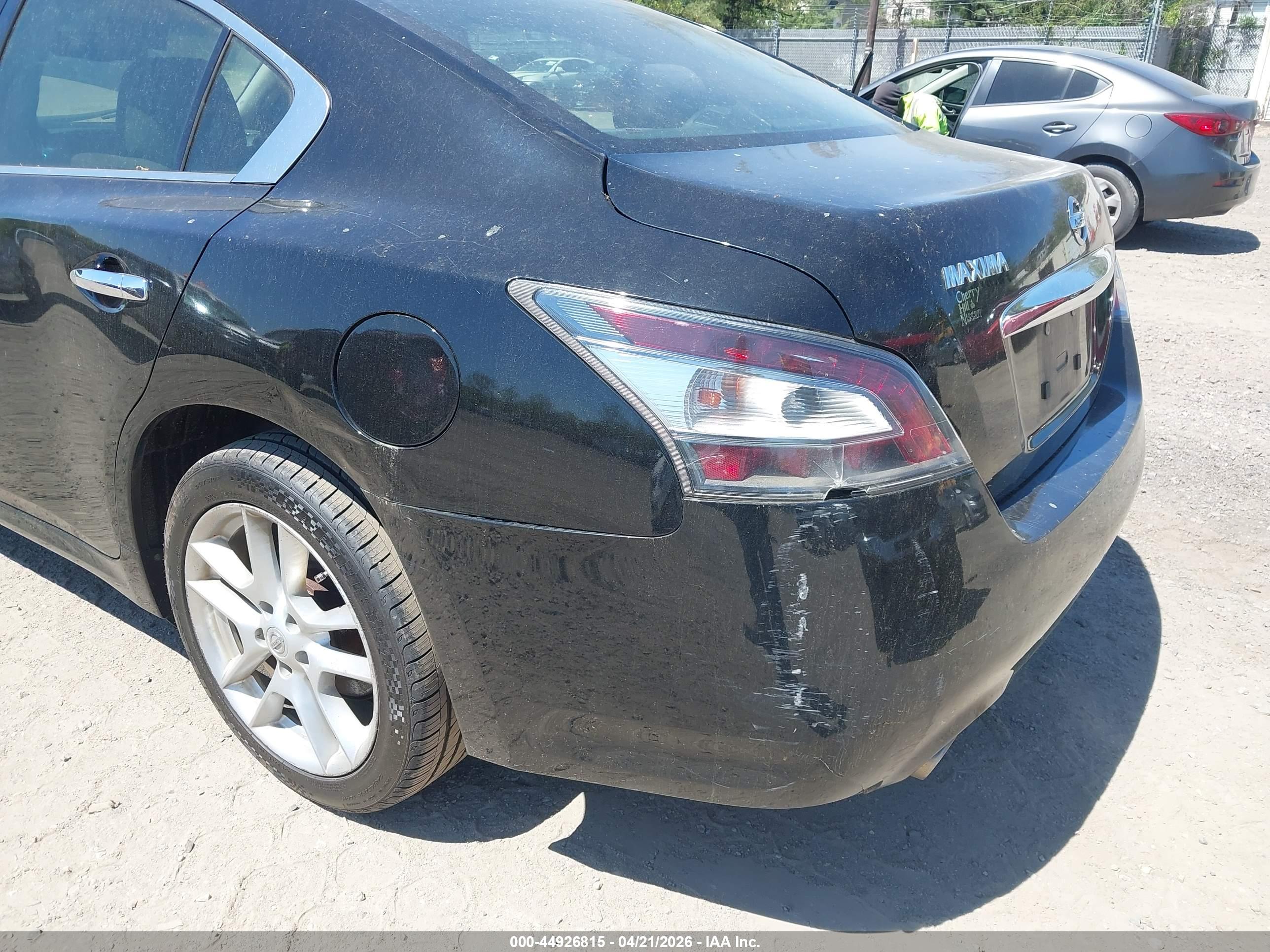 NISSAN MAXIMA image 6
