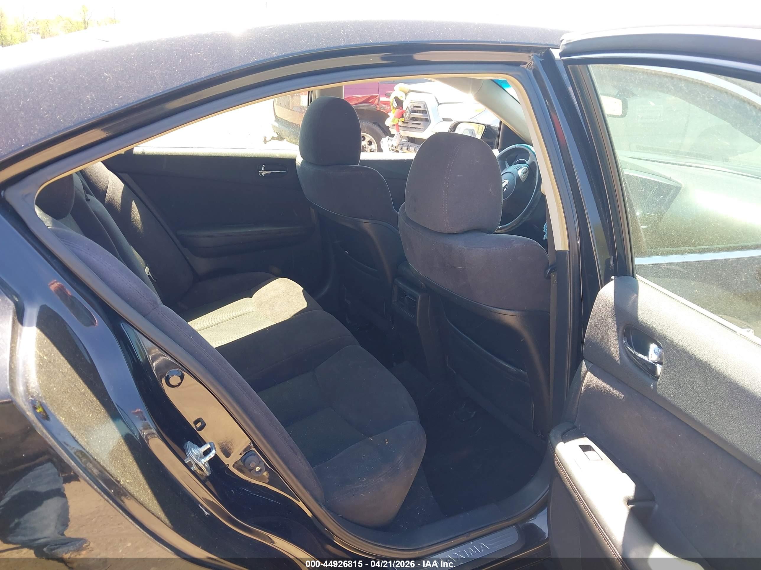 NISSAN MAXIMA image 8