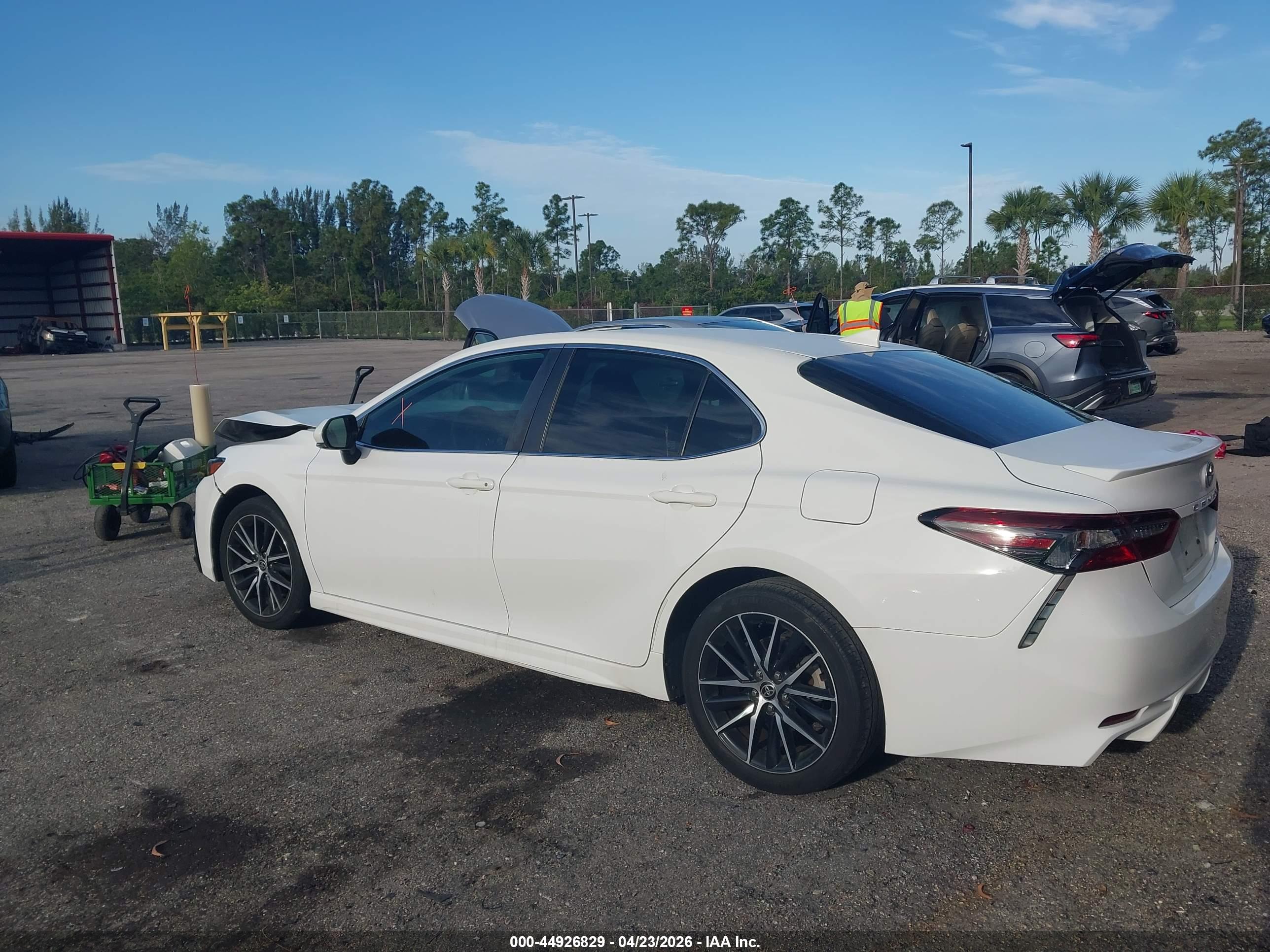 TOYOTA CAMRY image 3