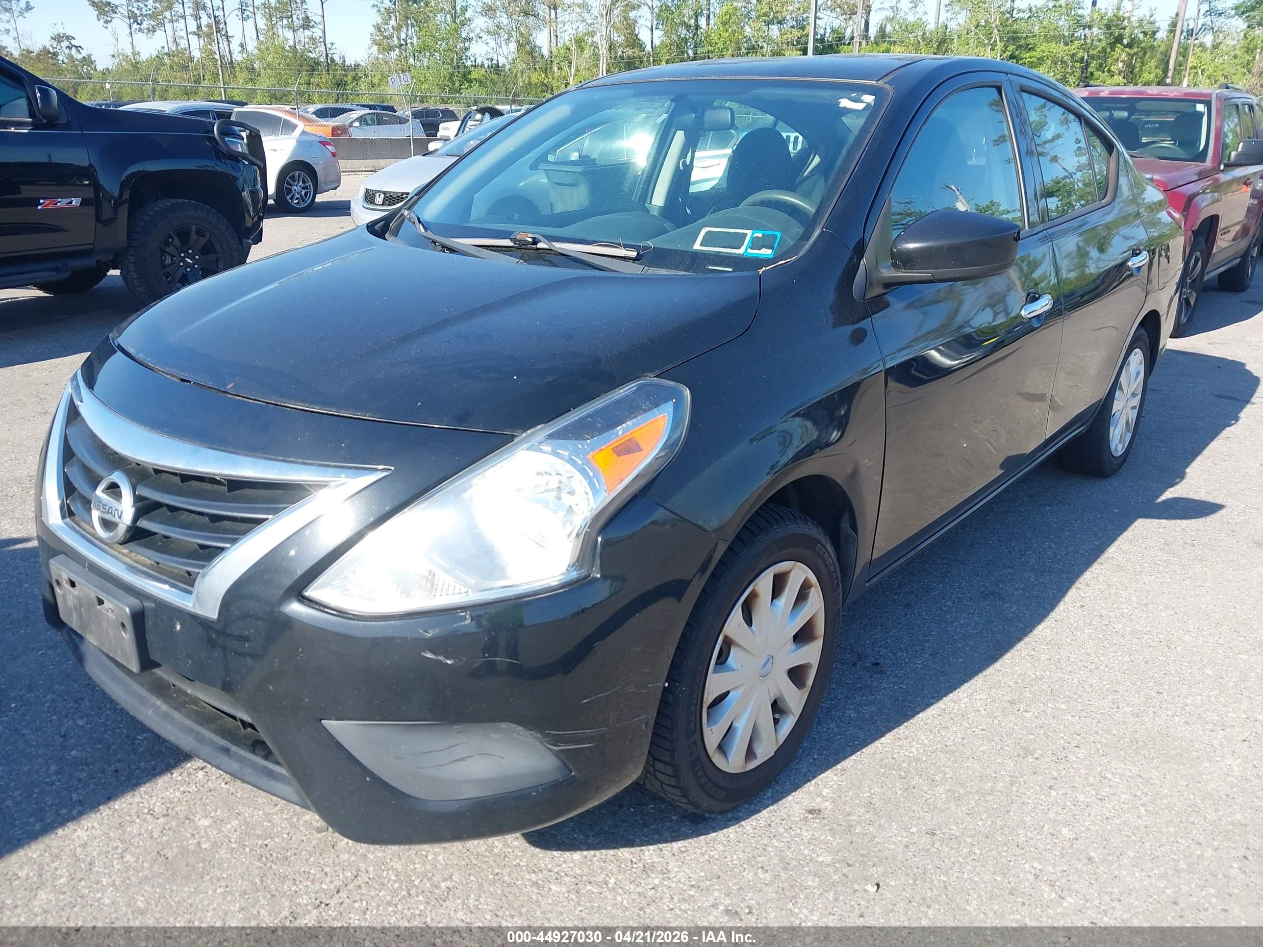 NISSAN VERSA image 6