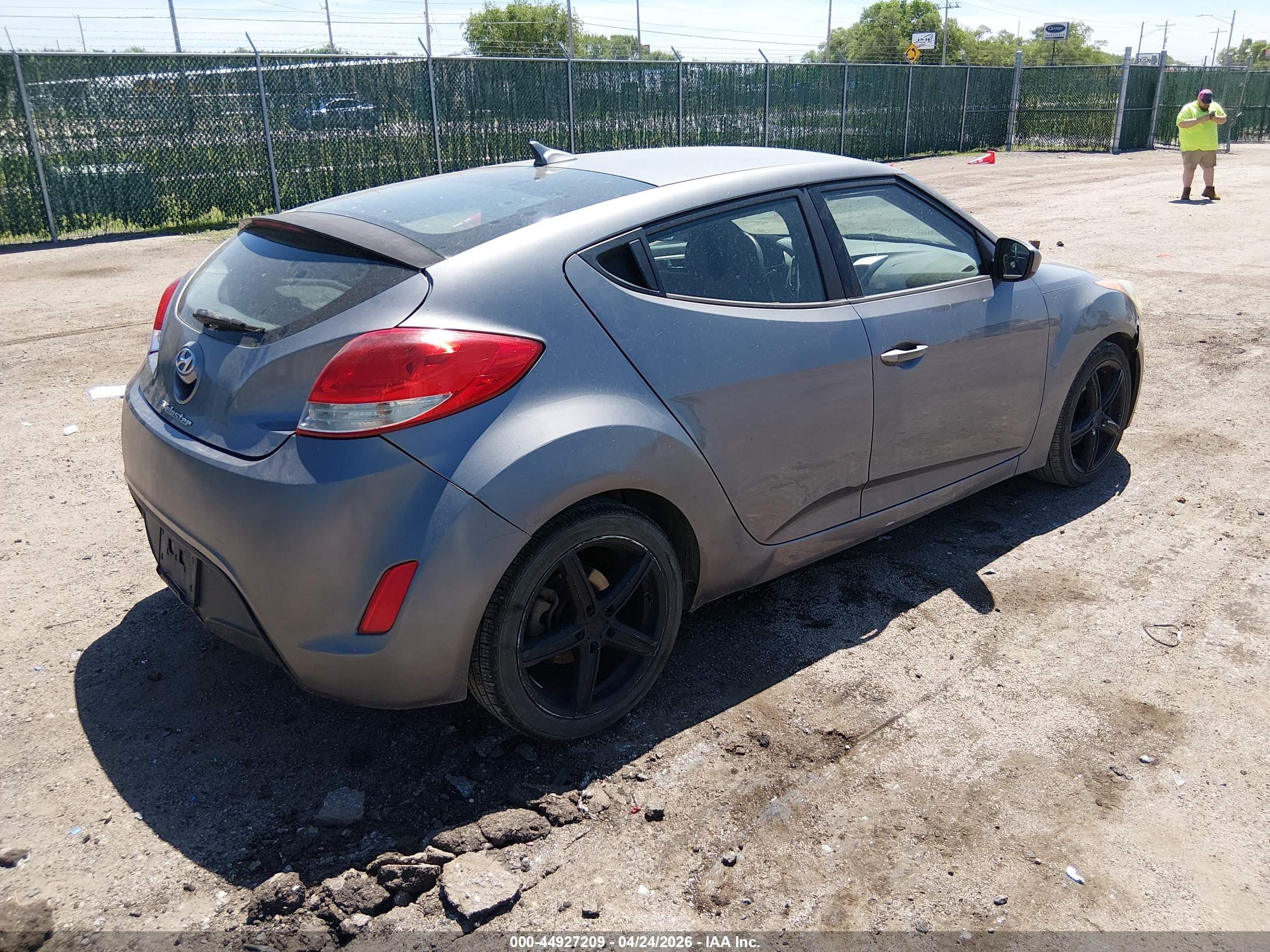 HYUNDAI VELOSTER image 4