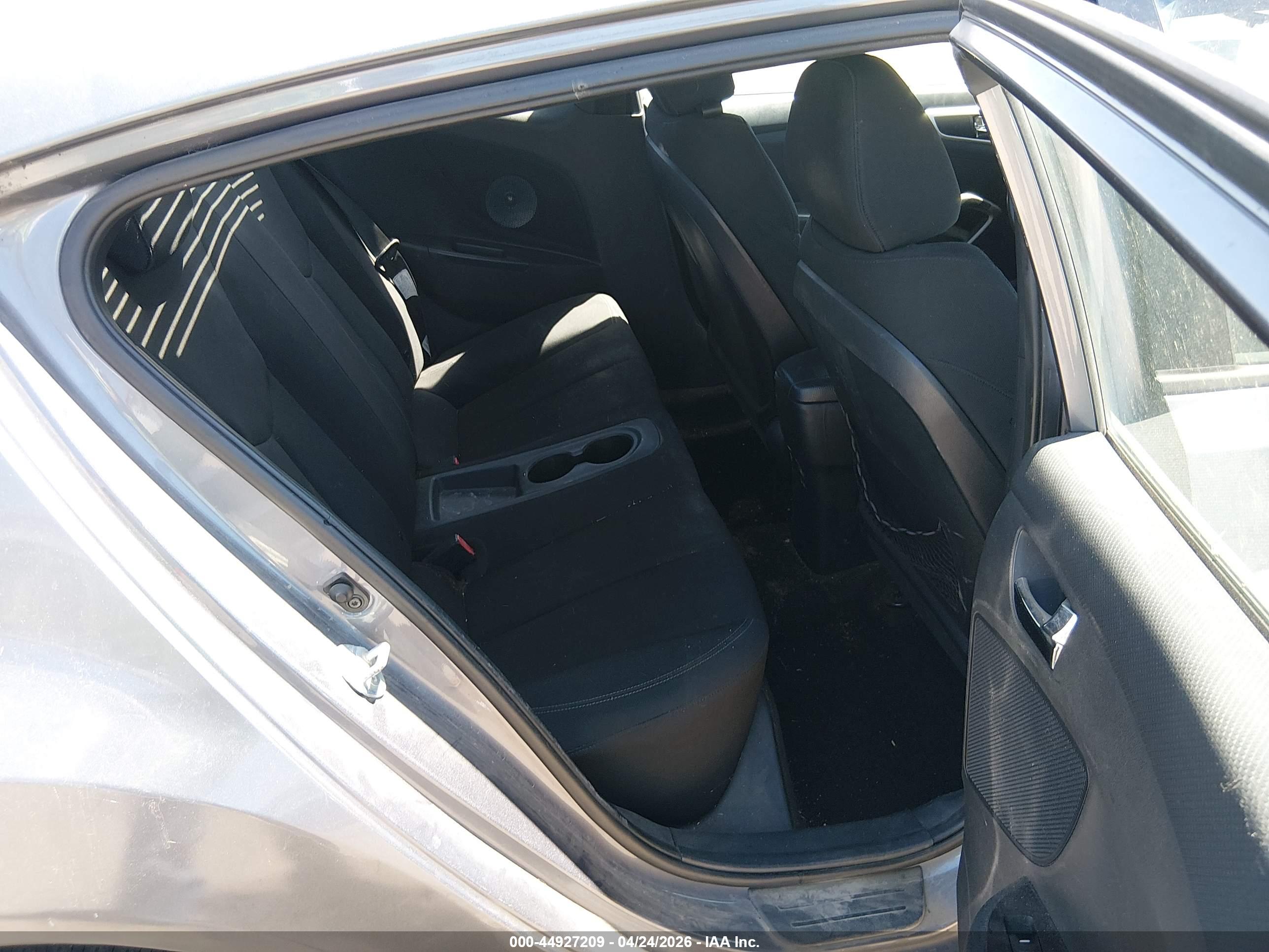 HYUNDAI VELOSTER image 8