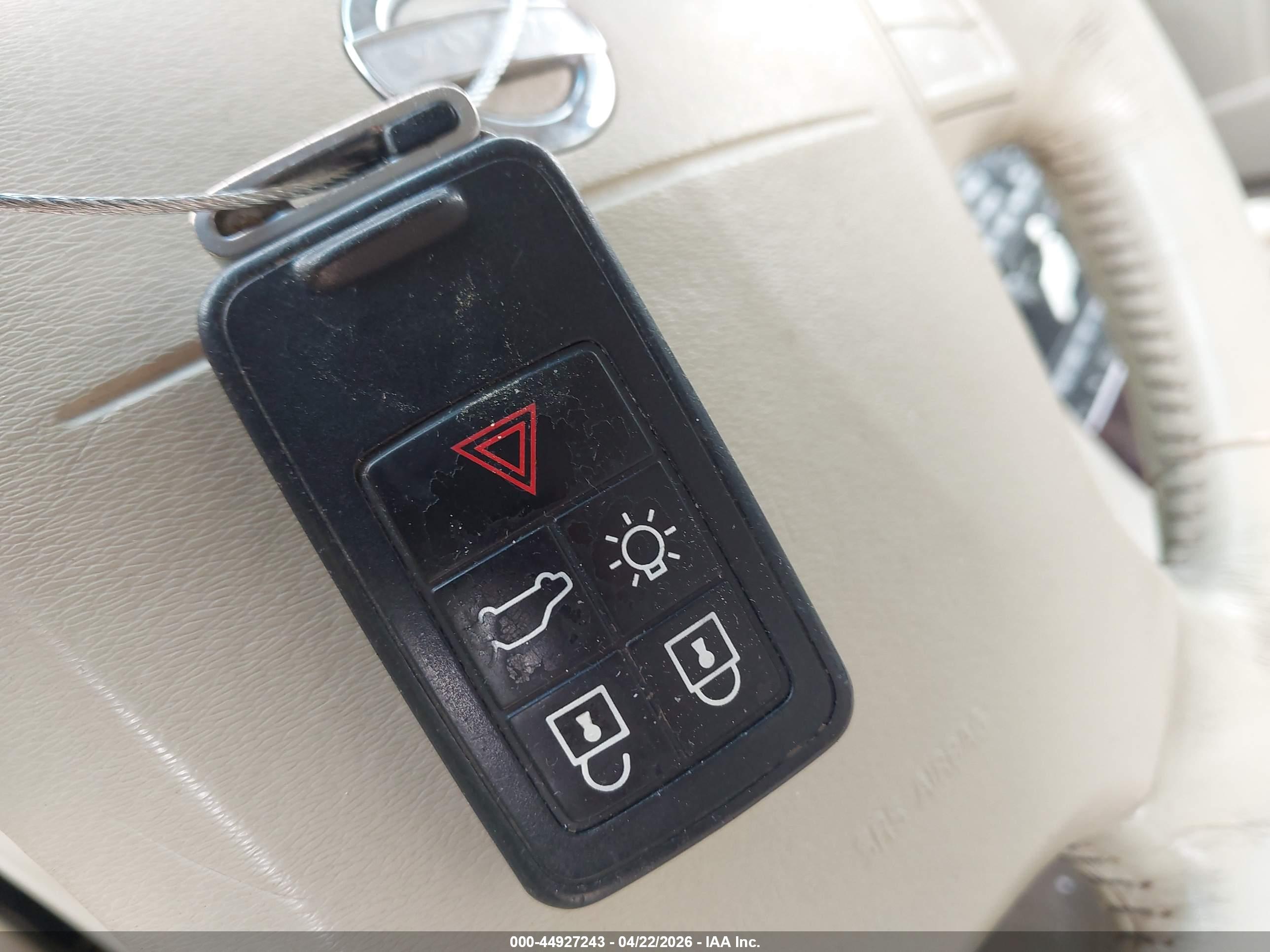 VOLVO XC70 image 11