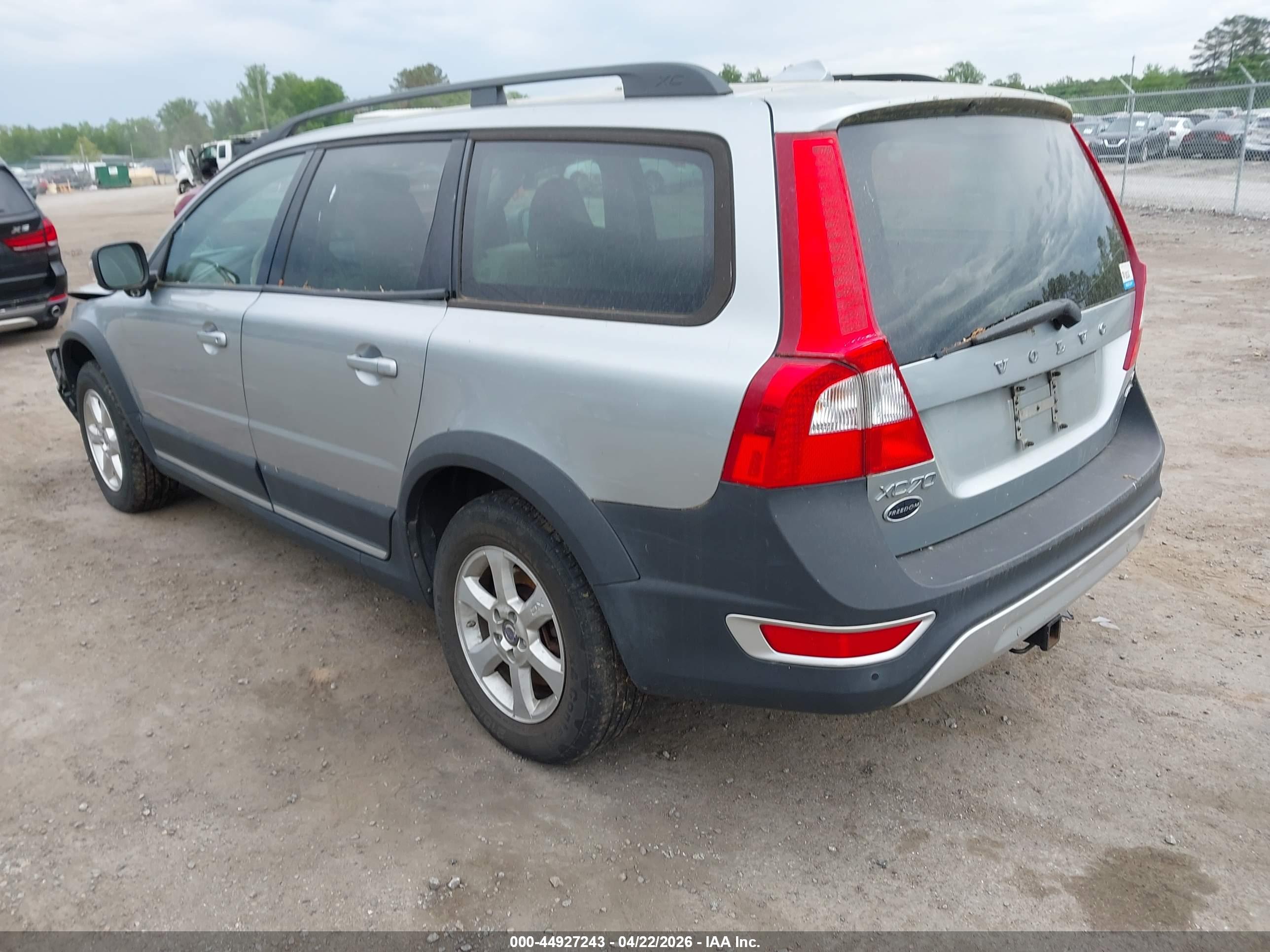 VOLVO XC70 image 3