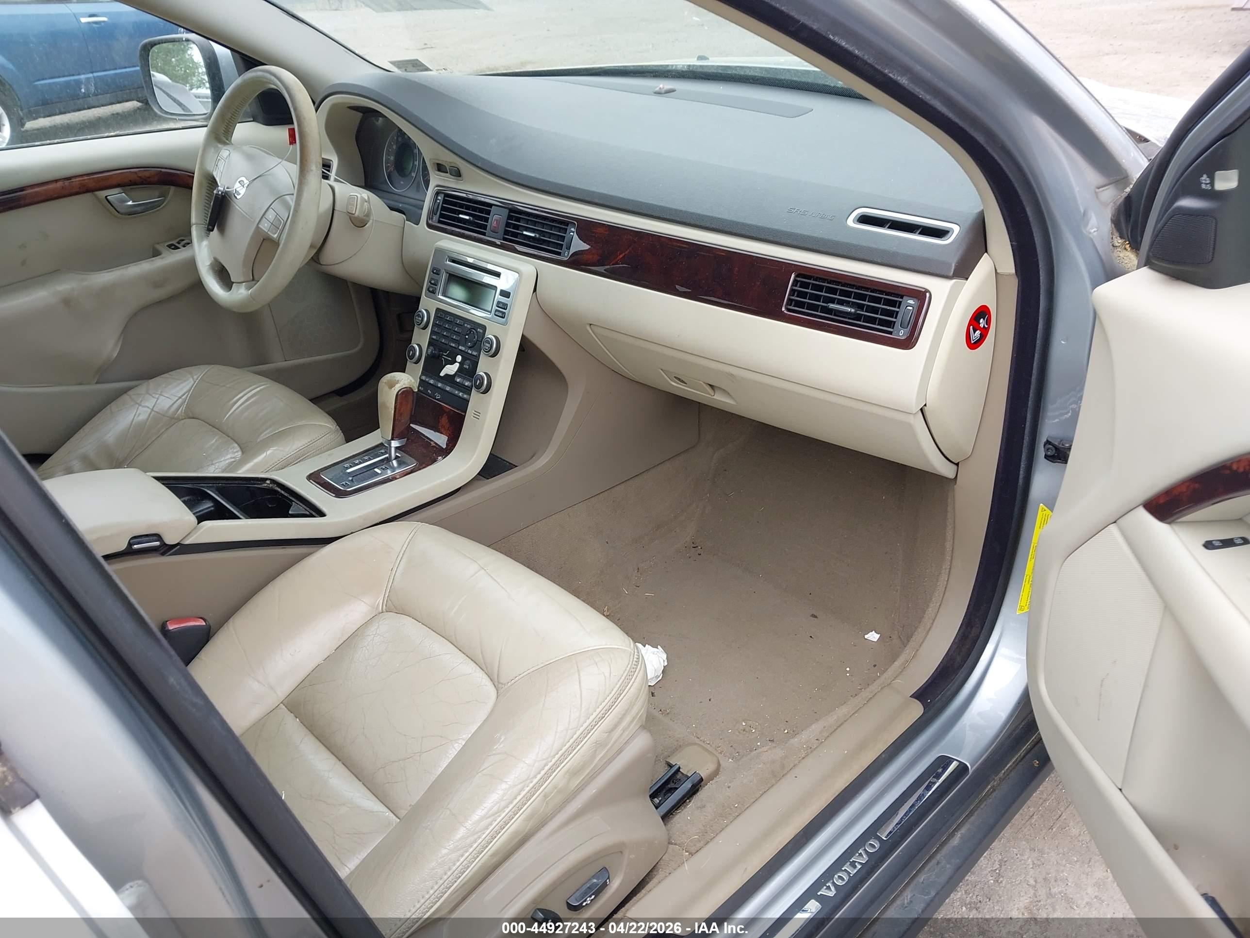 VOLVO XC70 image 5